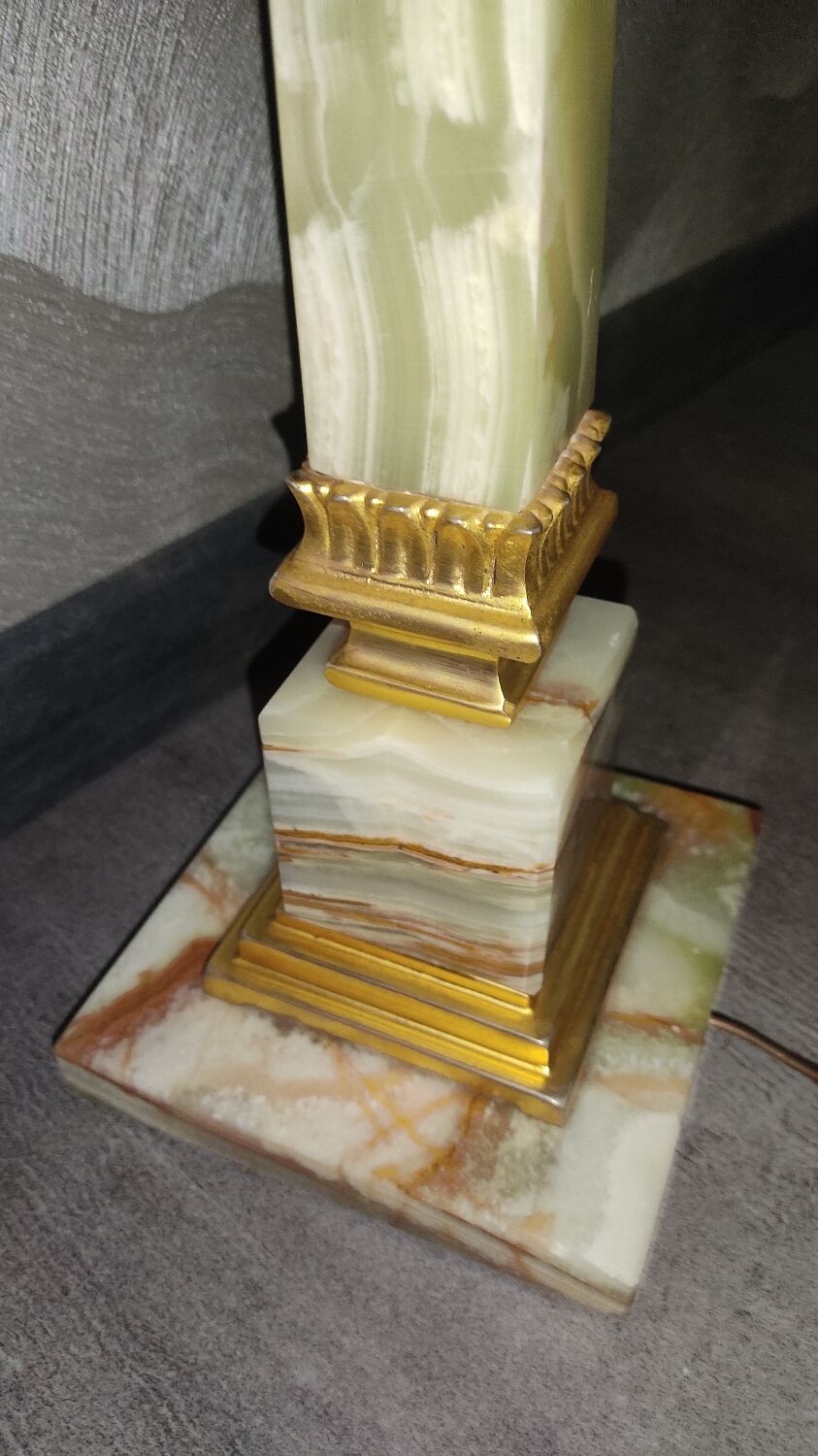 Neo-classical lamp base