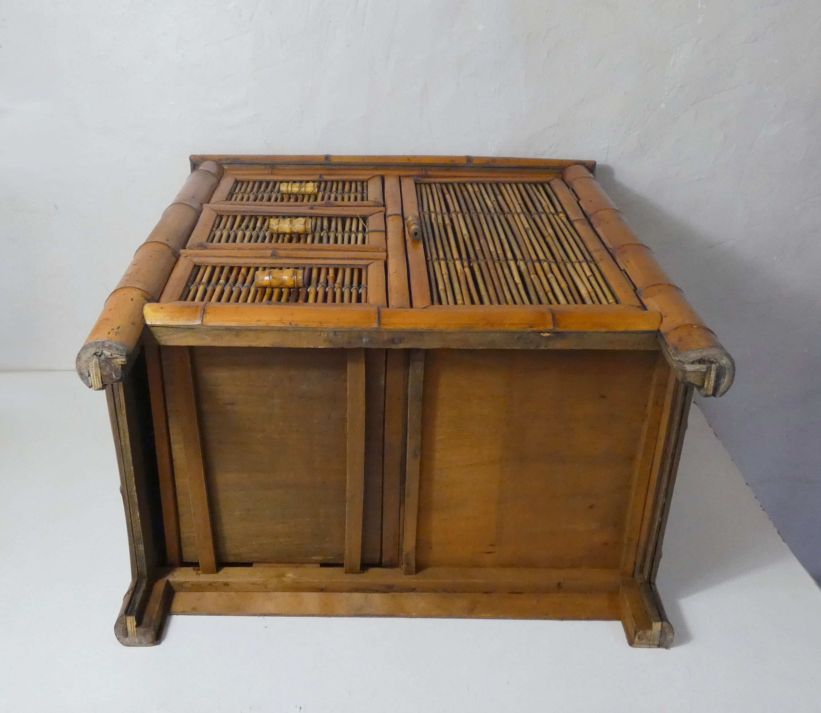 Meuble d'appoint chiffonnier en rotin bambou ethnique vintage