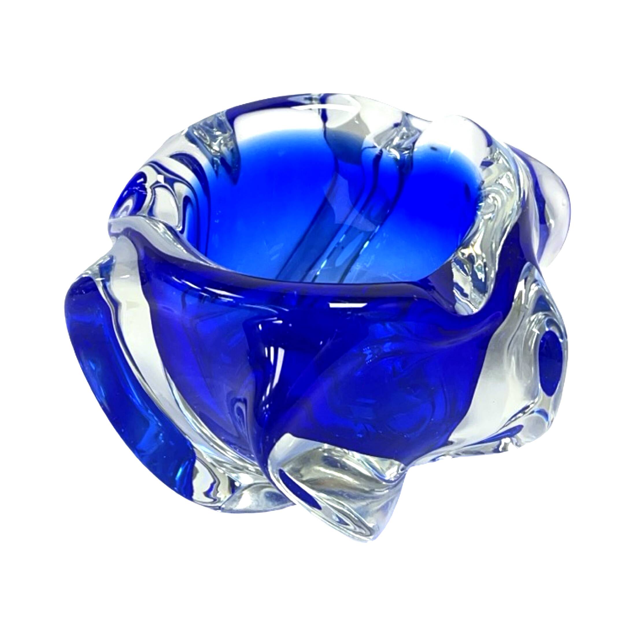 Cendrier en verre cobalt d'art libre de Chřibská Sklarna, Tchécoslovaquie, années 1970.