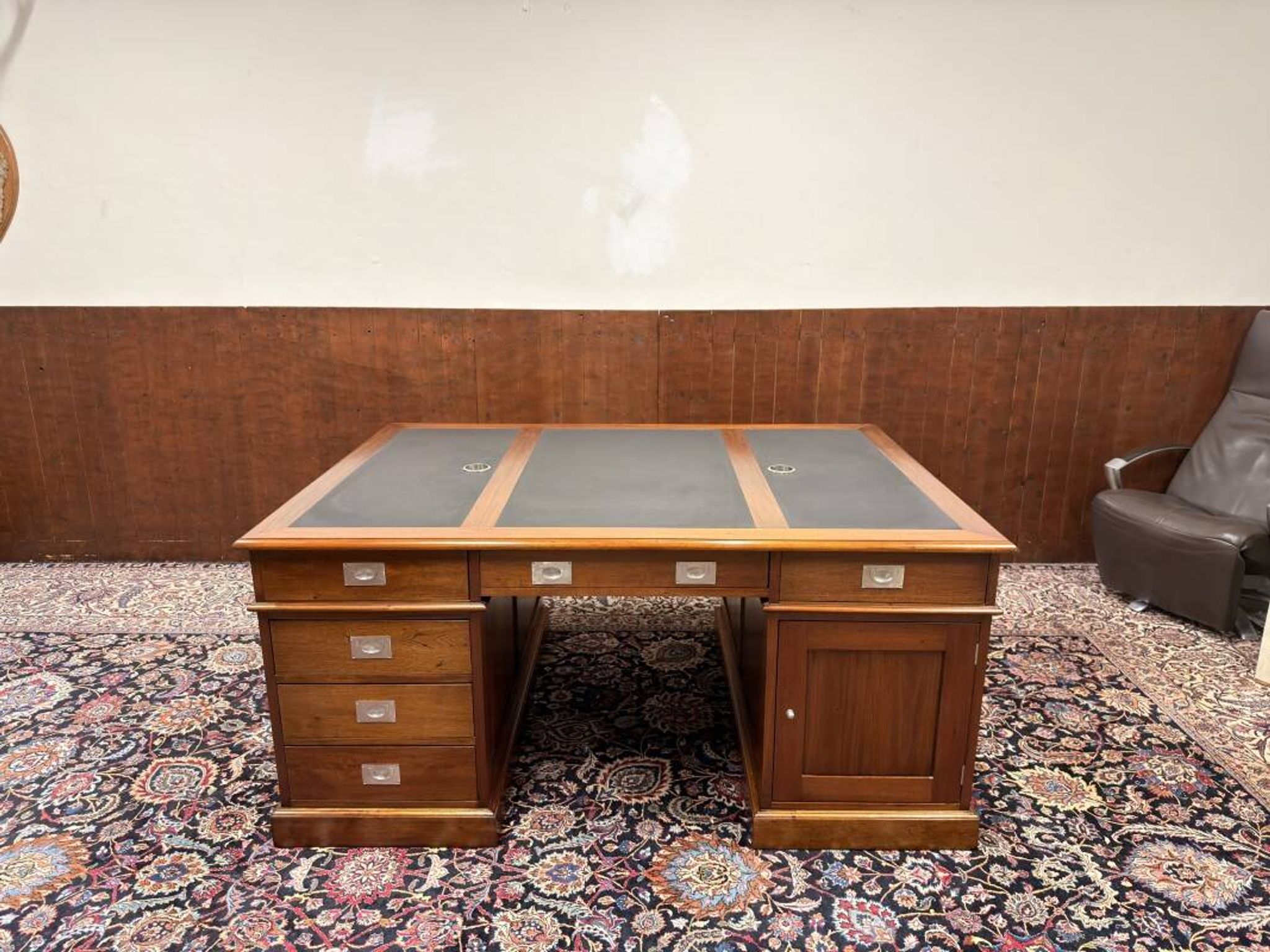 Large Classic English Chesterfield Desk Partnerdesk
