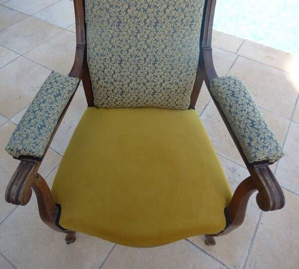 *Fauteuil voltaire  de style Louis Philippe en bois de qualité patiné par le temps - le dossier et l