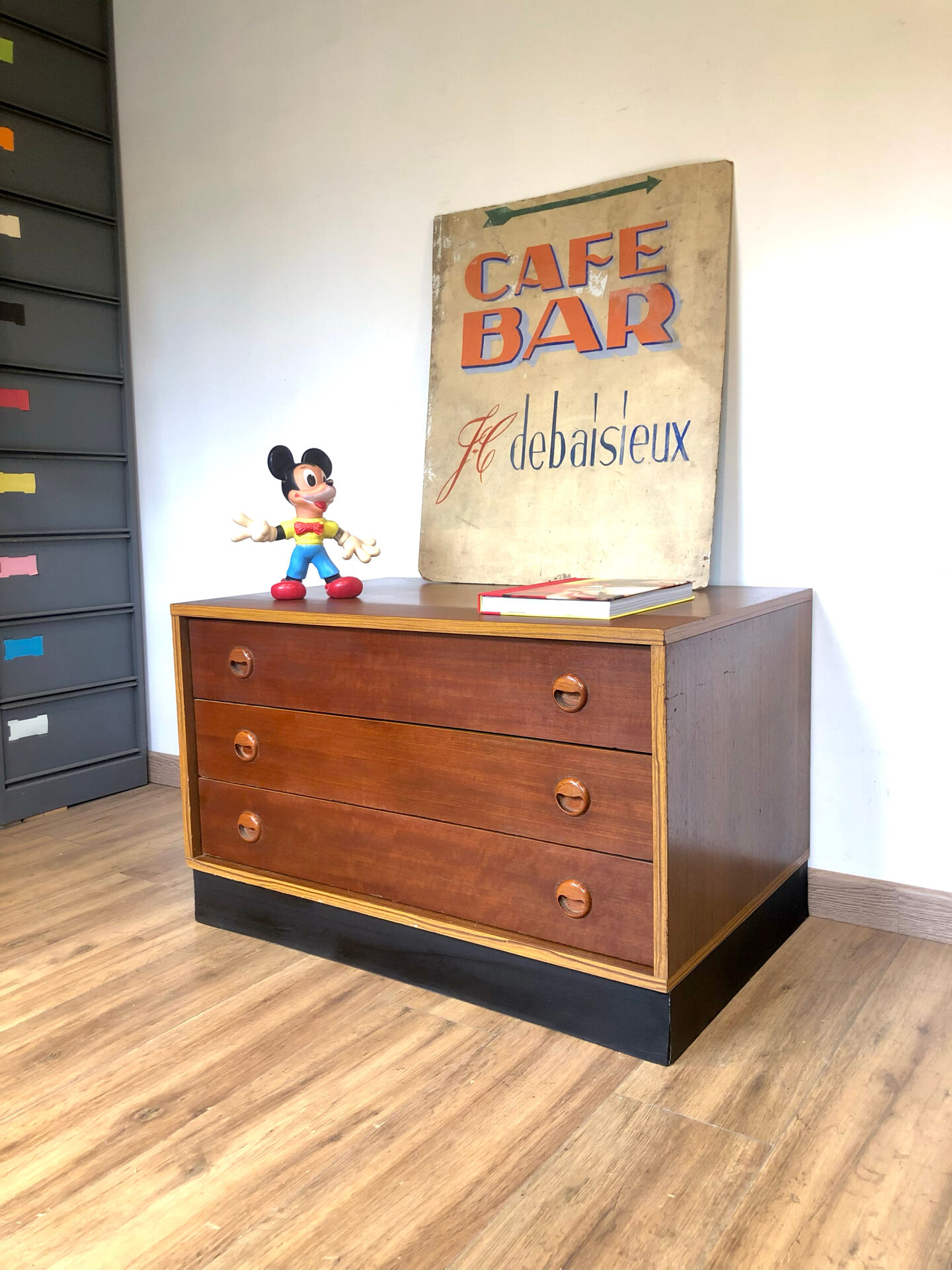 Low chest of drawers
