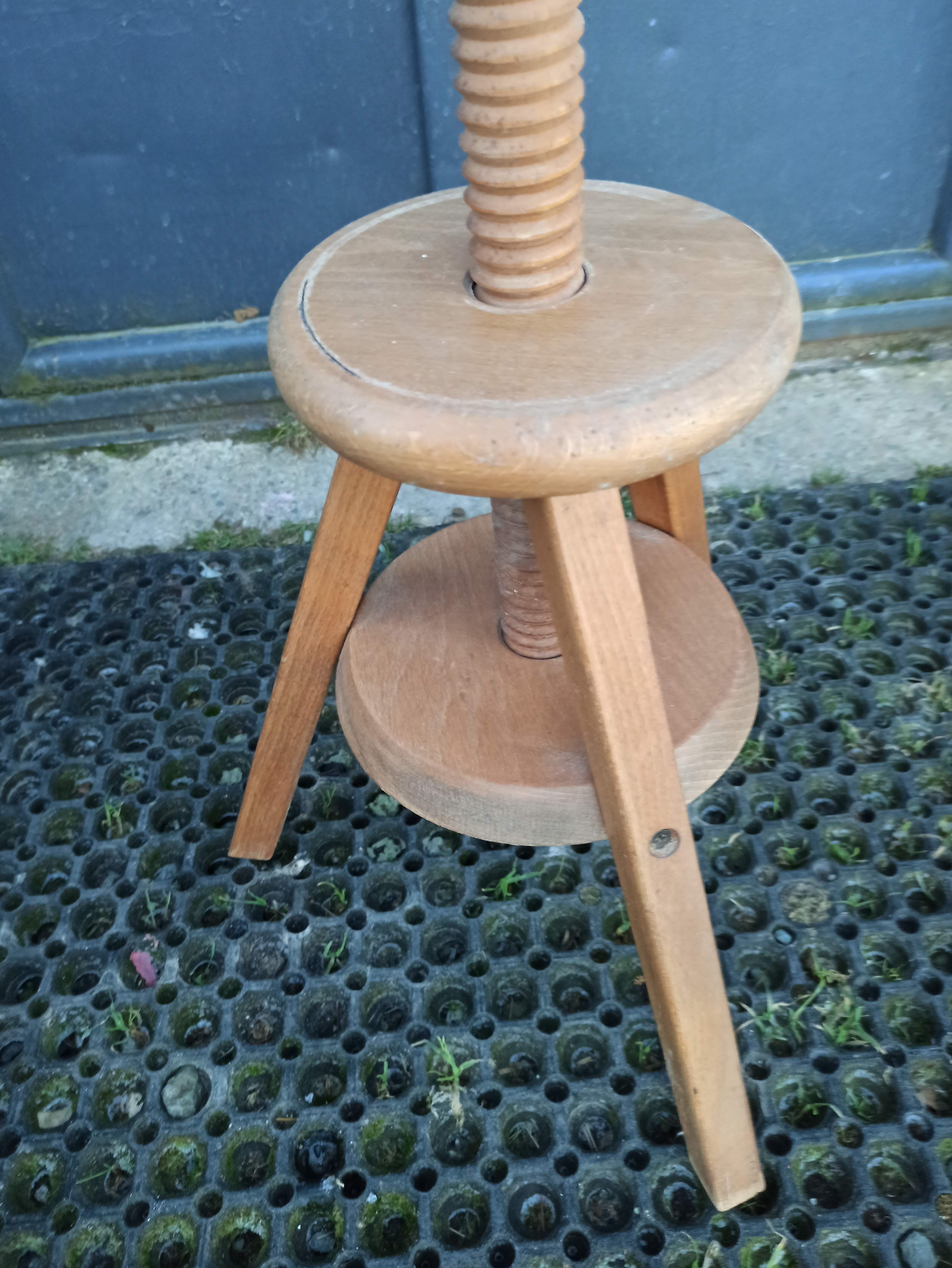 Wooden workshop screw stool from 46 to 65 cm