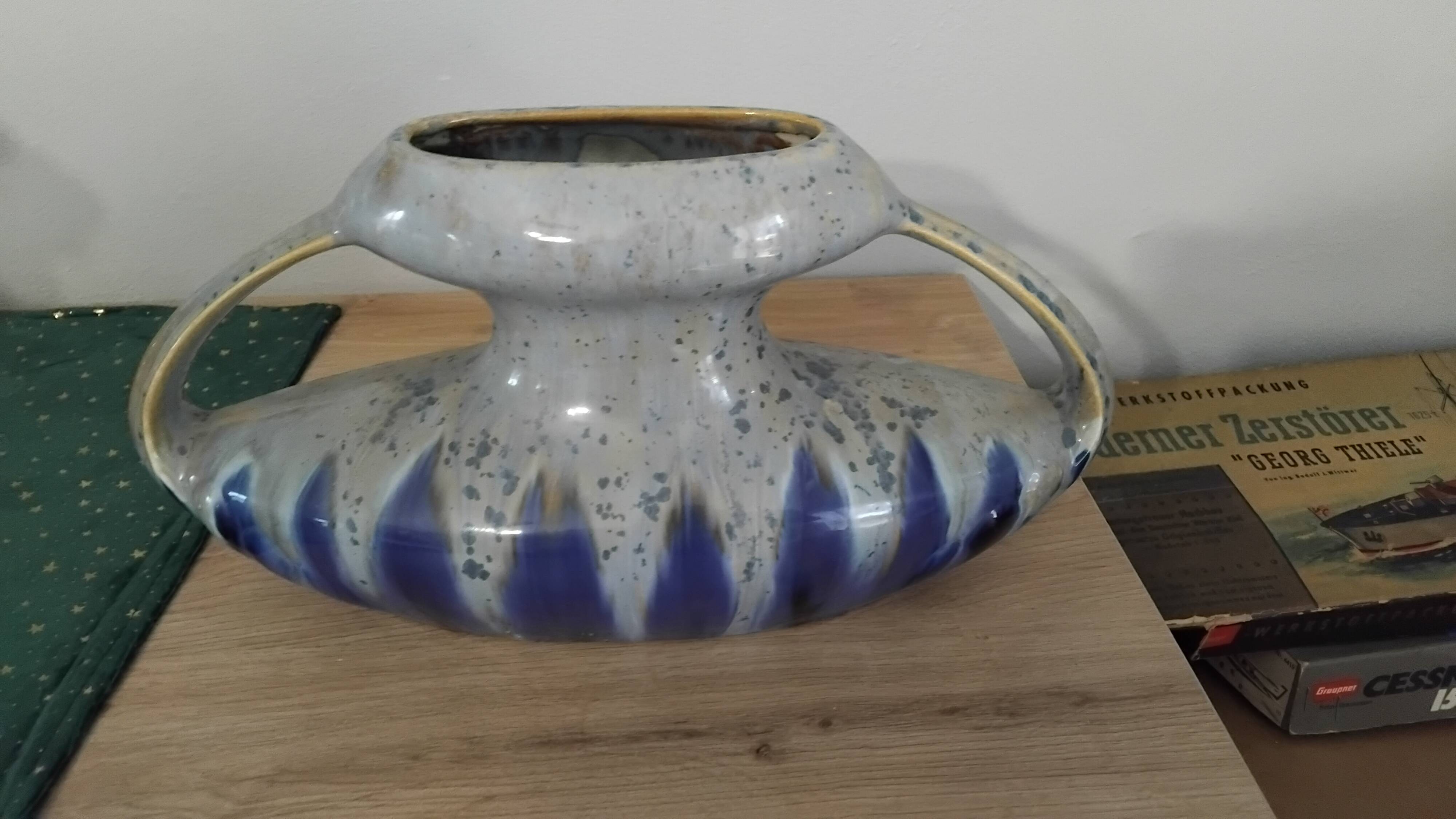 Ceramic vase with handles, signed Gustave De Bruyn, Fives, Lille, Art Deco period