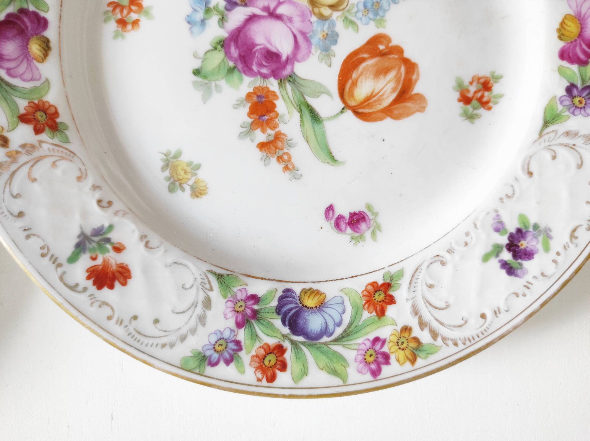 Paire d'assiettes fleuries porcelaine allemande