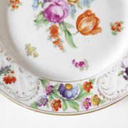 Paire d'assiettes fleuries porcelaine allemande