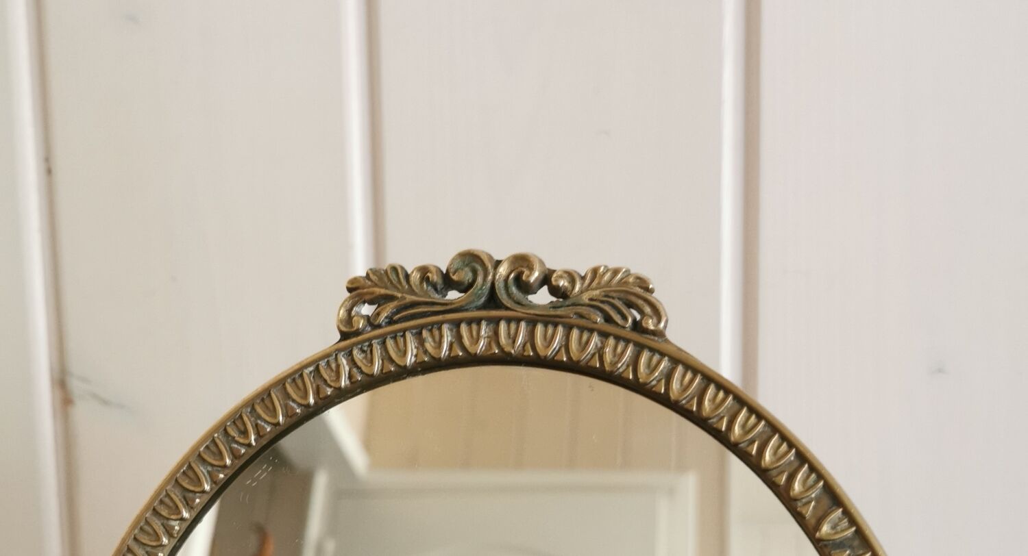 Oval mirror on psyche stand