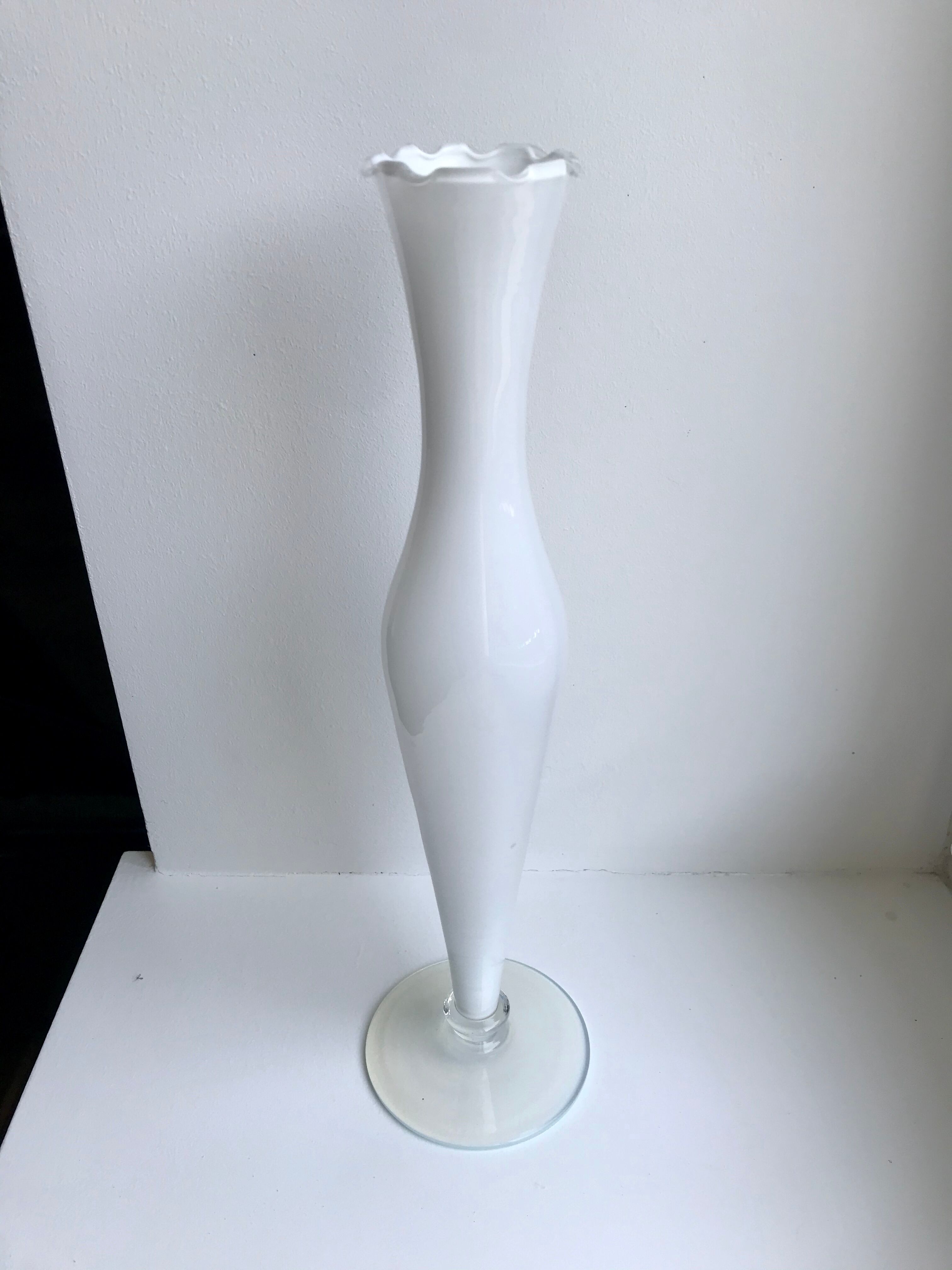 Serrated opaline vase 30/40s