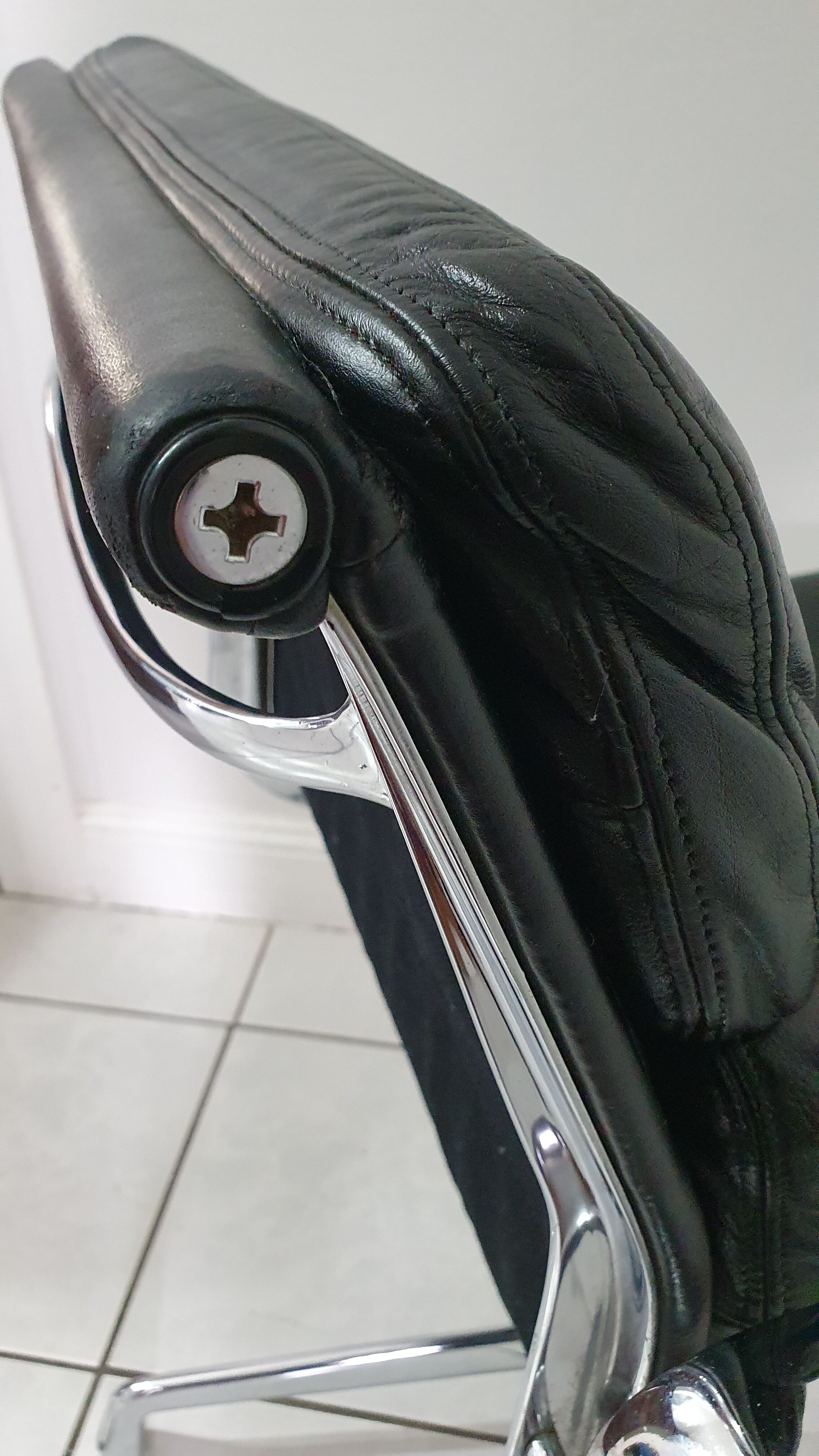 Fauteuil EA208 soft pad Charles et Ray Eames édition Herman Miller