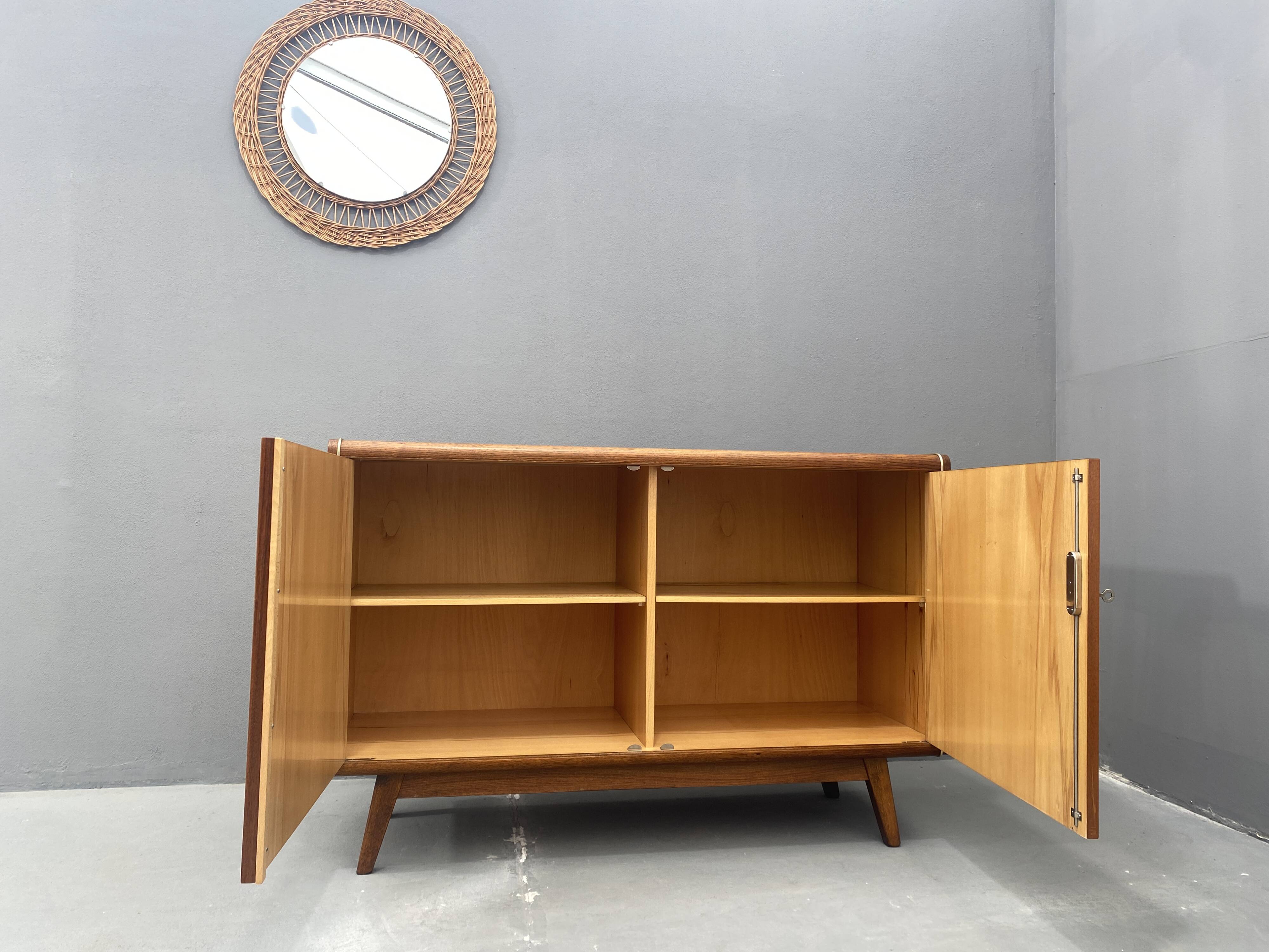 Buffet Jitona en verre opaxite, années 1960