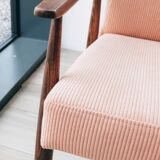 Fauteuil scandinave en velours côtelé rose corail clair
