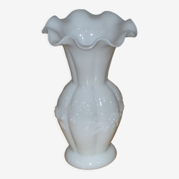 Vase in white opaline