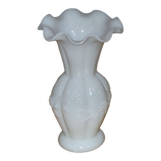 Vase in white opaline