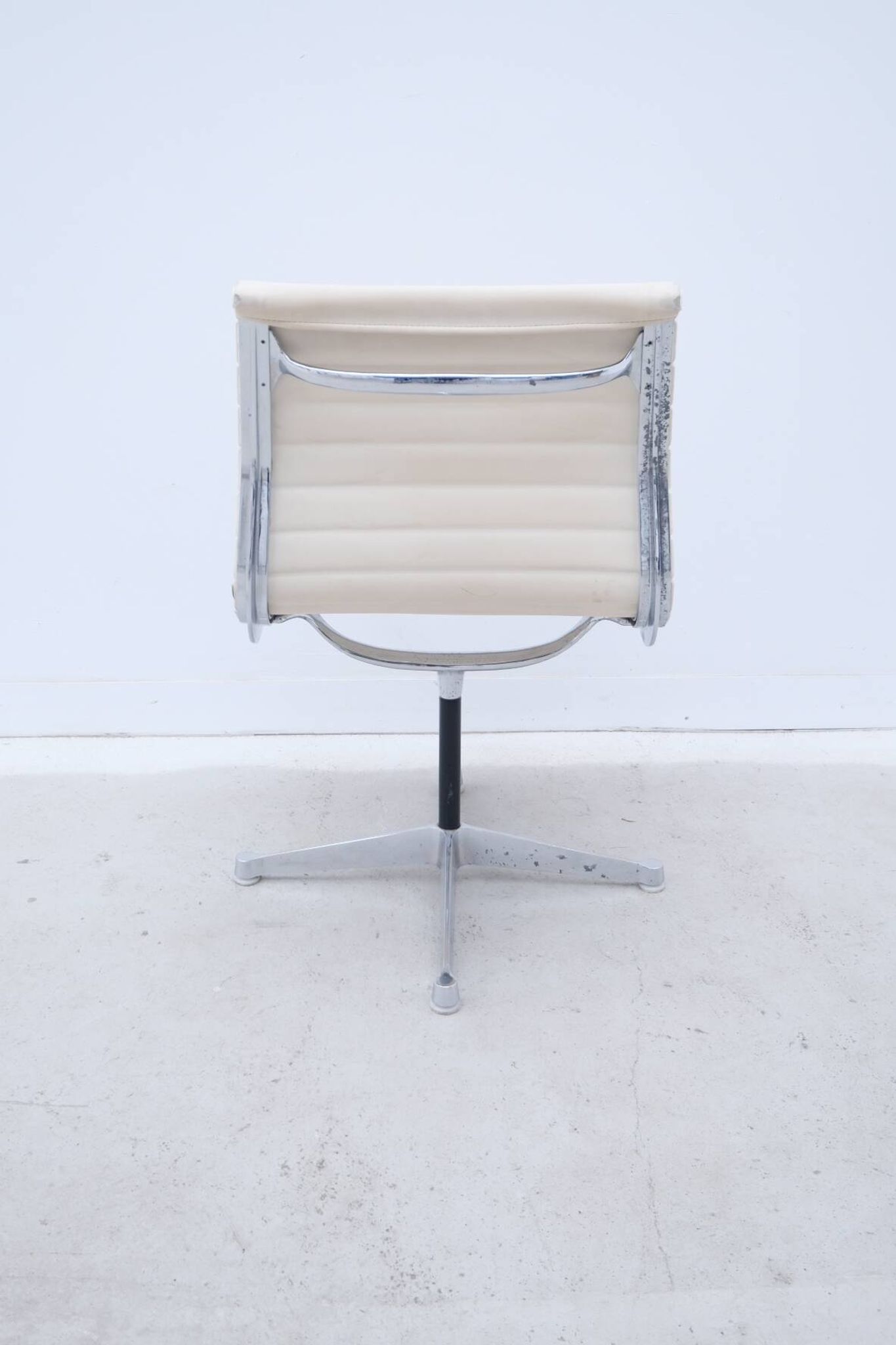 Charles & Ray Eames "EA 105" chairs for Herman Miller in leather, 1970