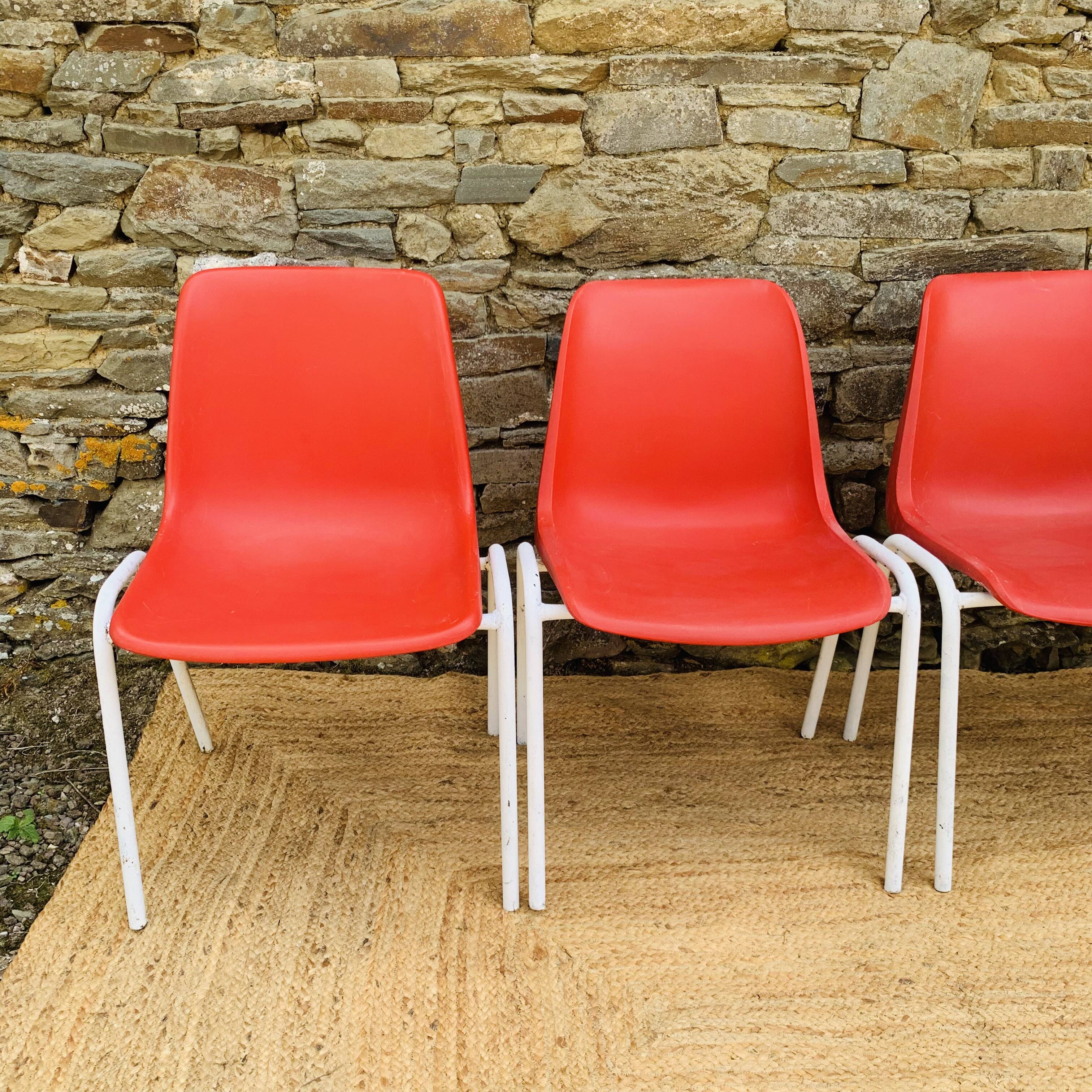 Ensemble de 4 chaises rouges modèle europa