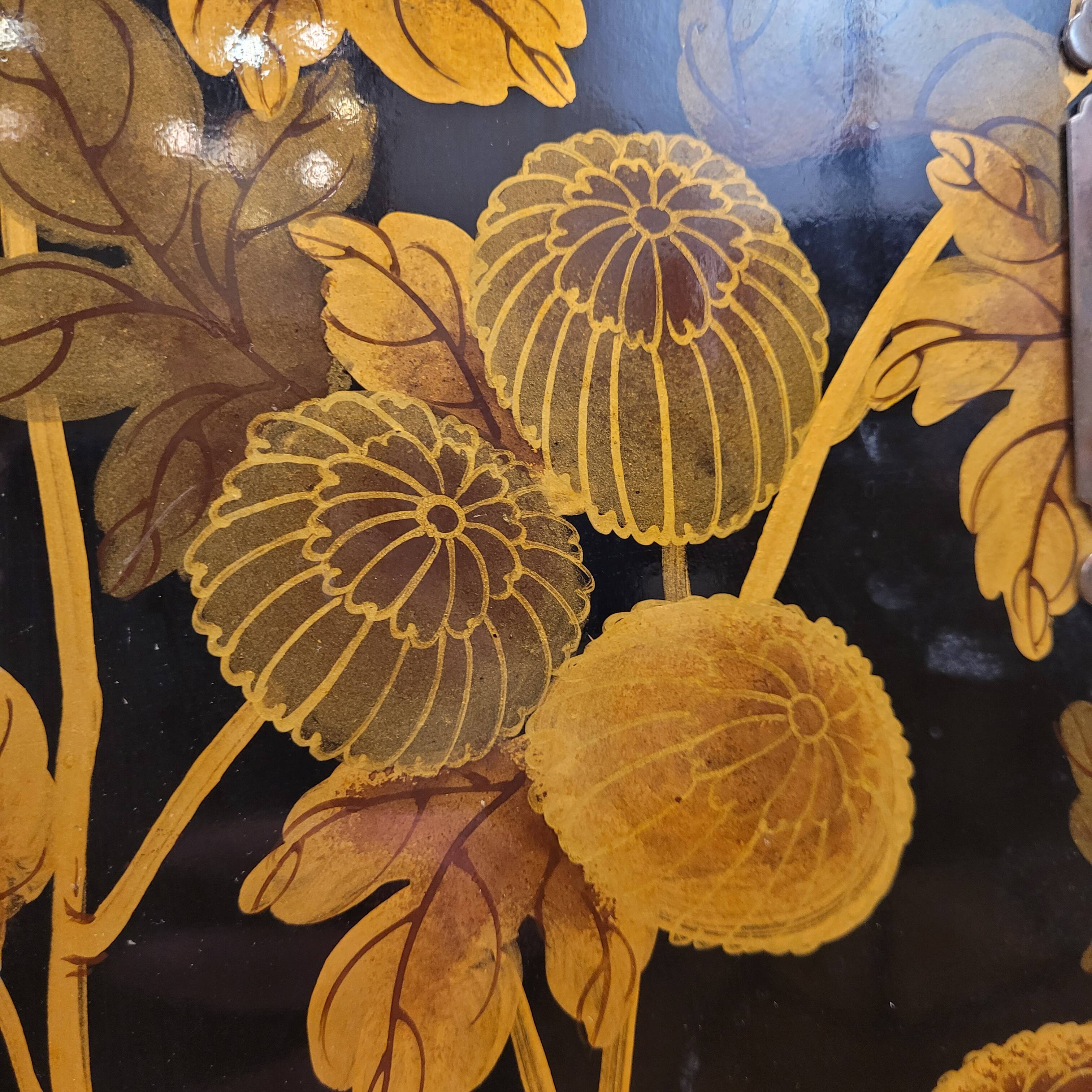 Cabinet “Crisantemos”, laca urushi-e, Showa period, s. XX – Japan
