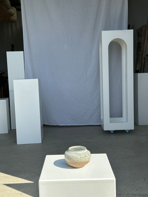 Petit vase blanc boule col resserré en céramique mouchetée glacée