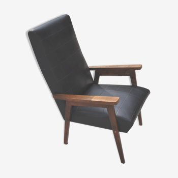 Fauteuil en skaï noir accoudoirs bois 50