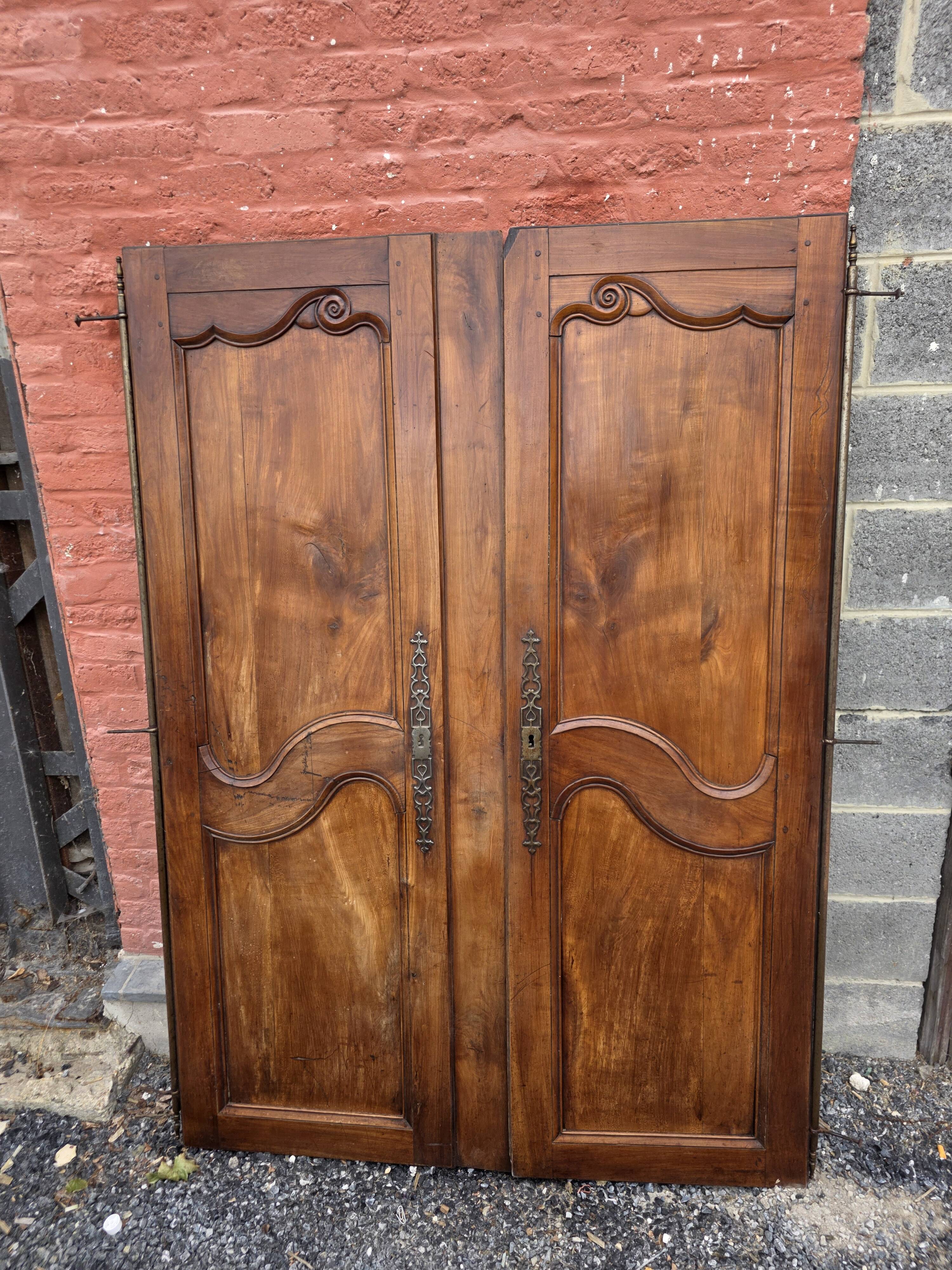 Paire de portes de placard style Louis XV en merisier massif
