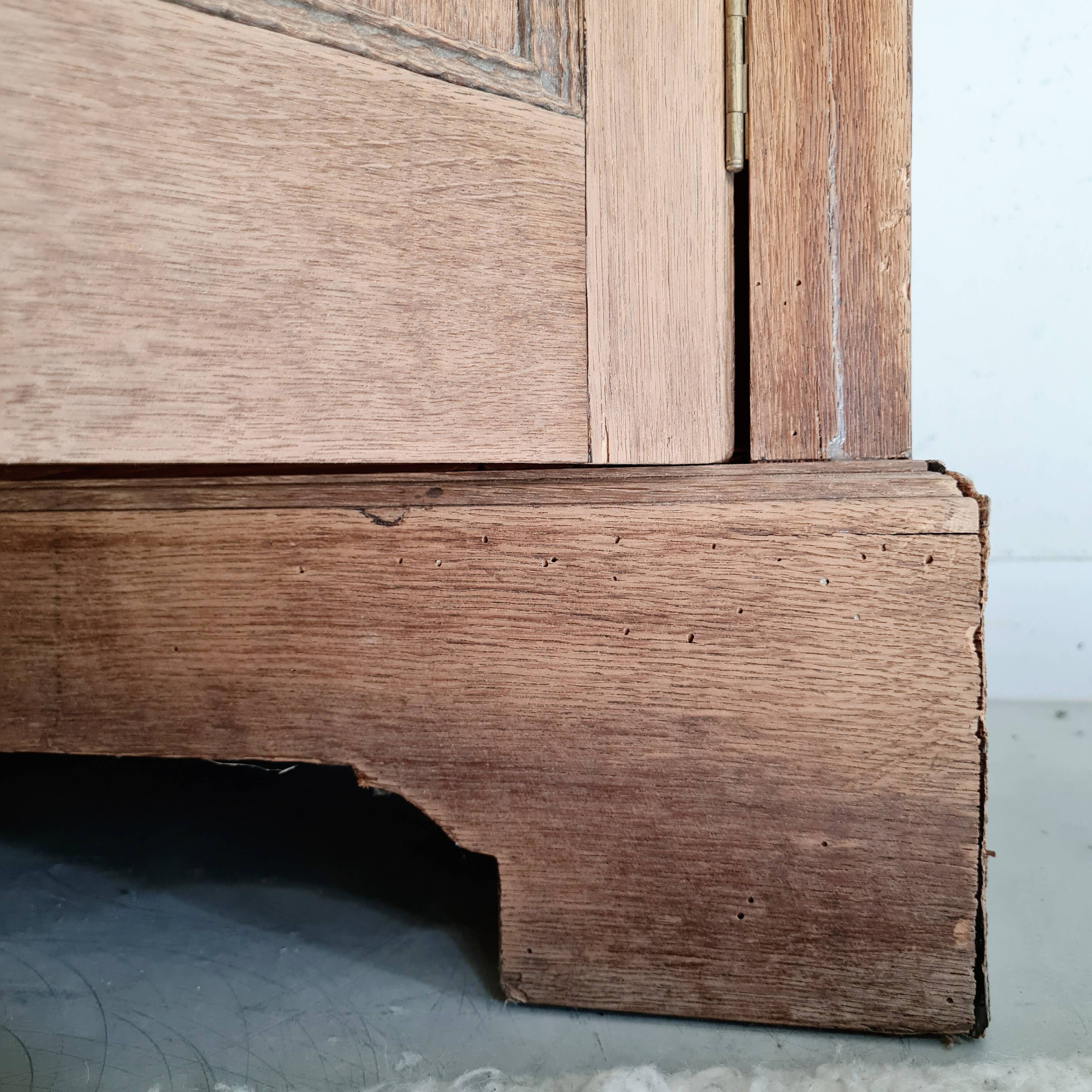 Buffet ancien en bois brut et 2 portes médaillons sculptées