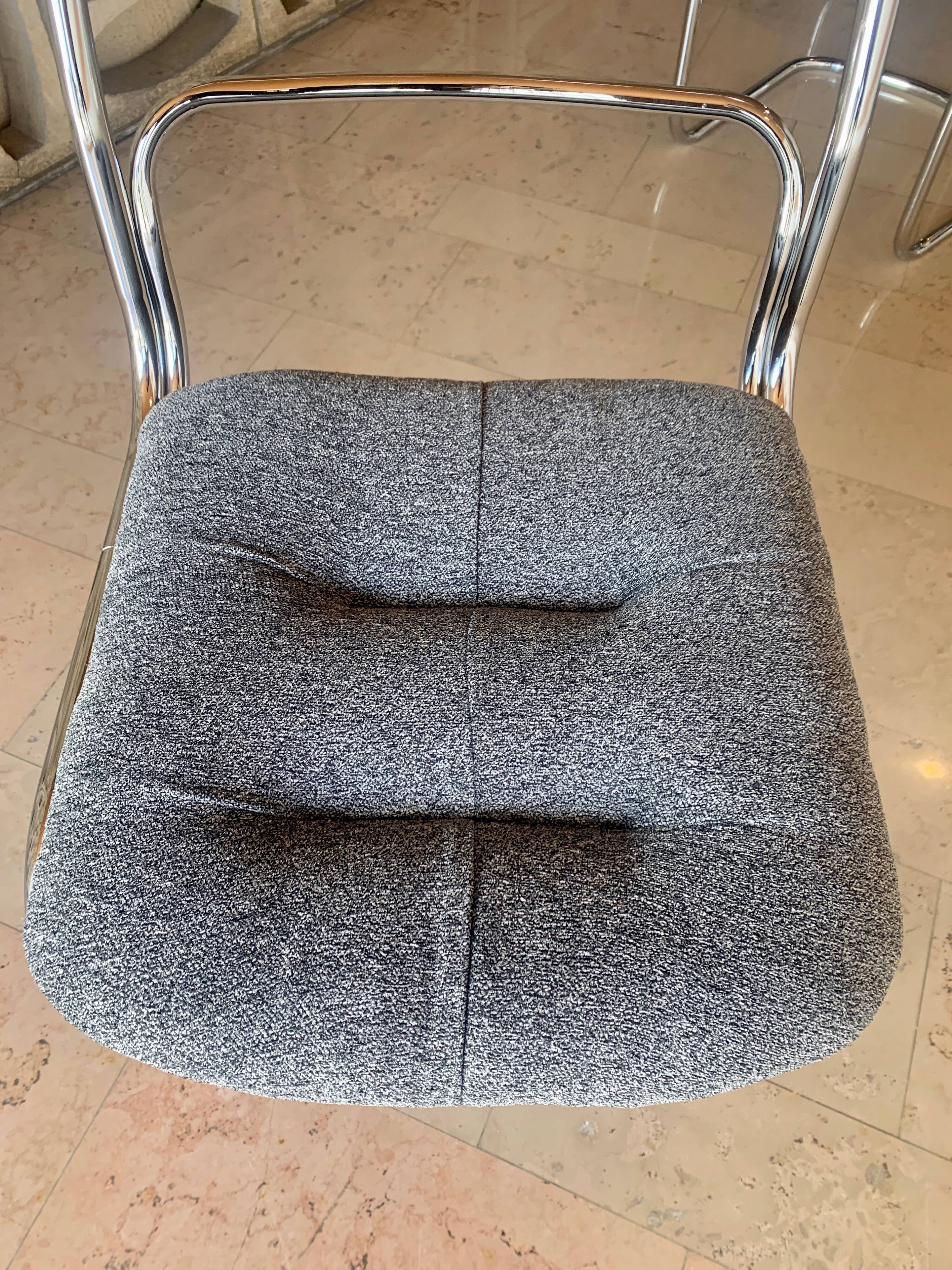 Chaises chromées avec assises retapissées