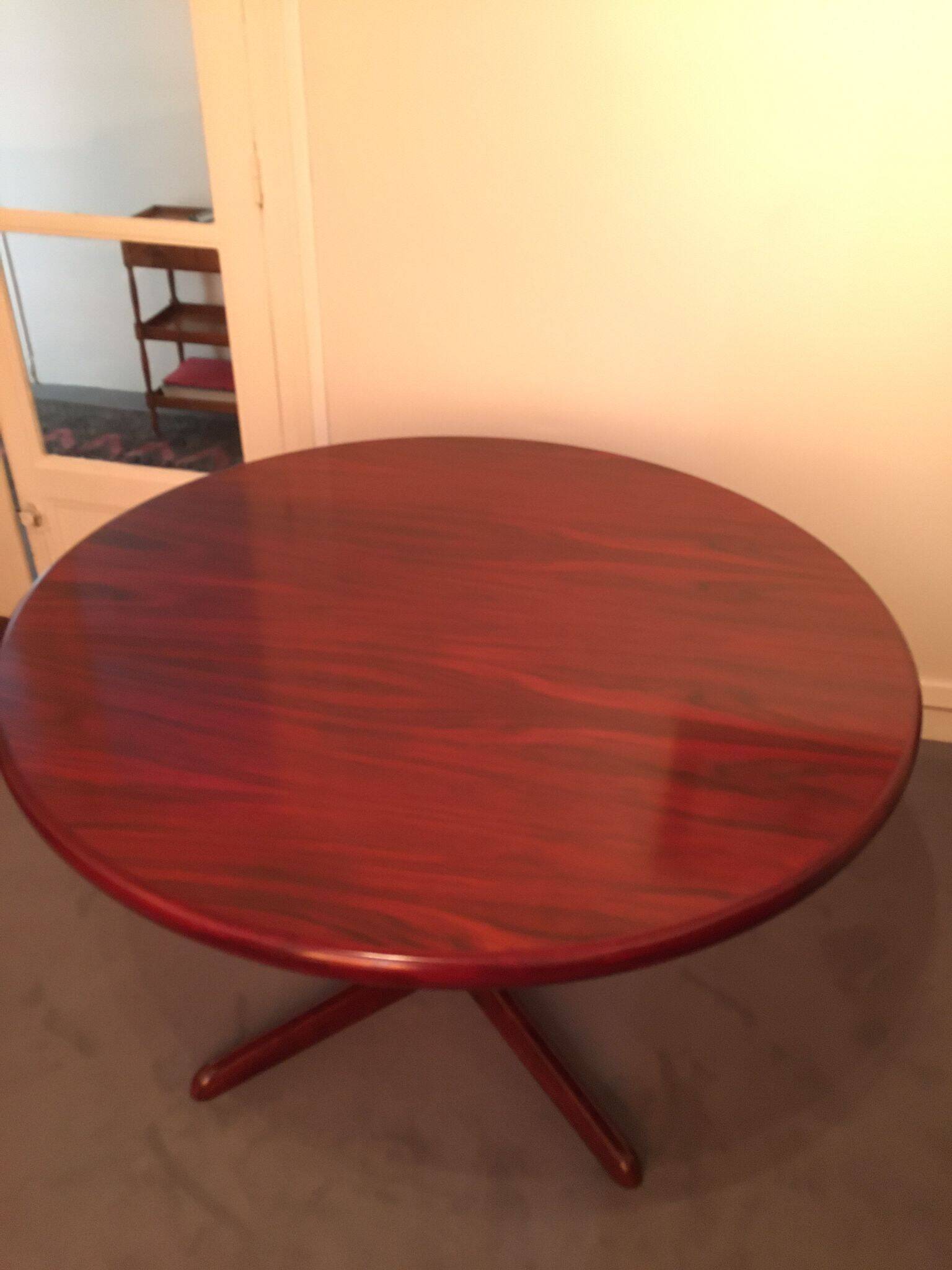 Round rosewood table with central leg, Scandinavian design møllers møbelfabrik