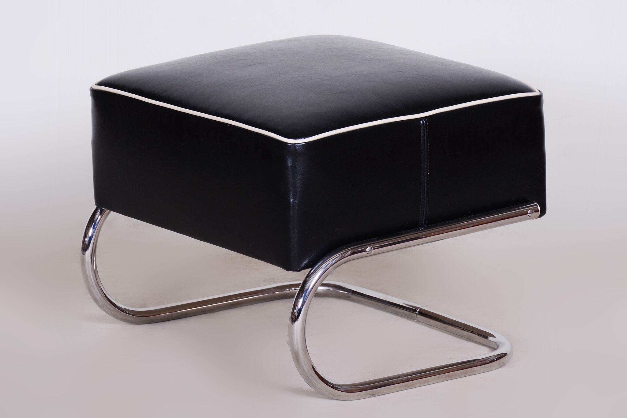 Tabouret de pied en cuir noir tchéquie des années 1930, fabriqué par slezák