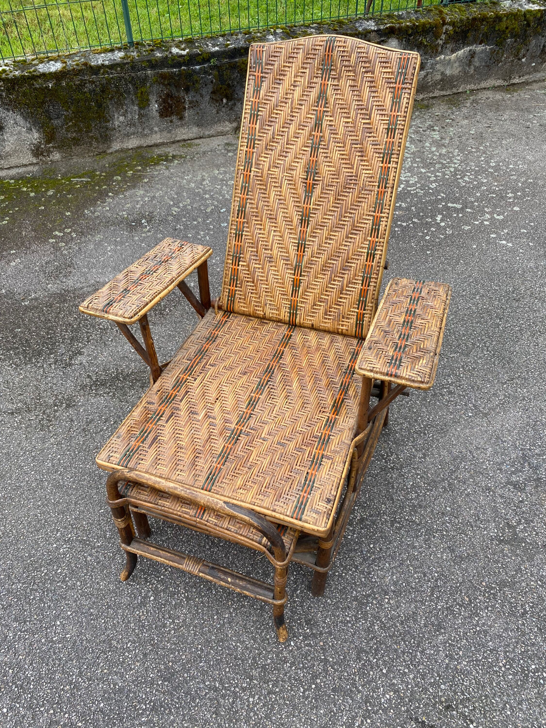 Wicker chaise longue