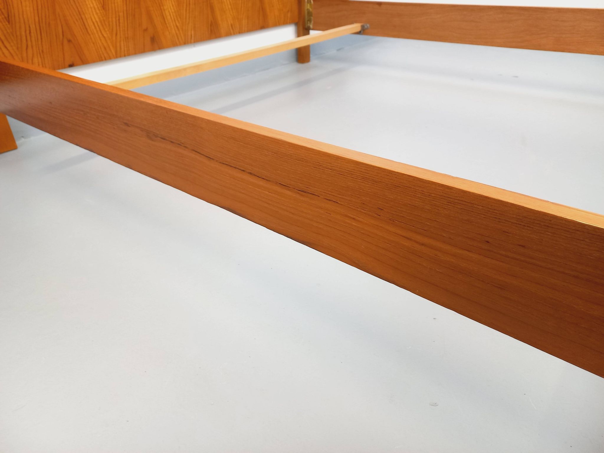 Double bed vintage modernist in teak and black metal from the 1960s with bedside tables.