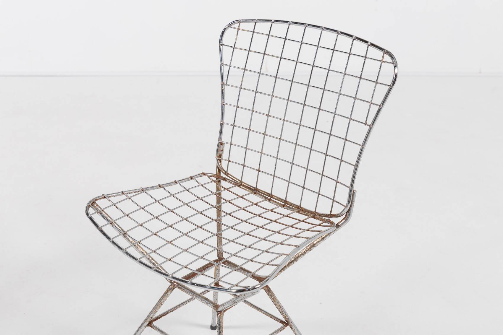 Pair of vintage Italian architectural design steel wire chairs from the 1970s