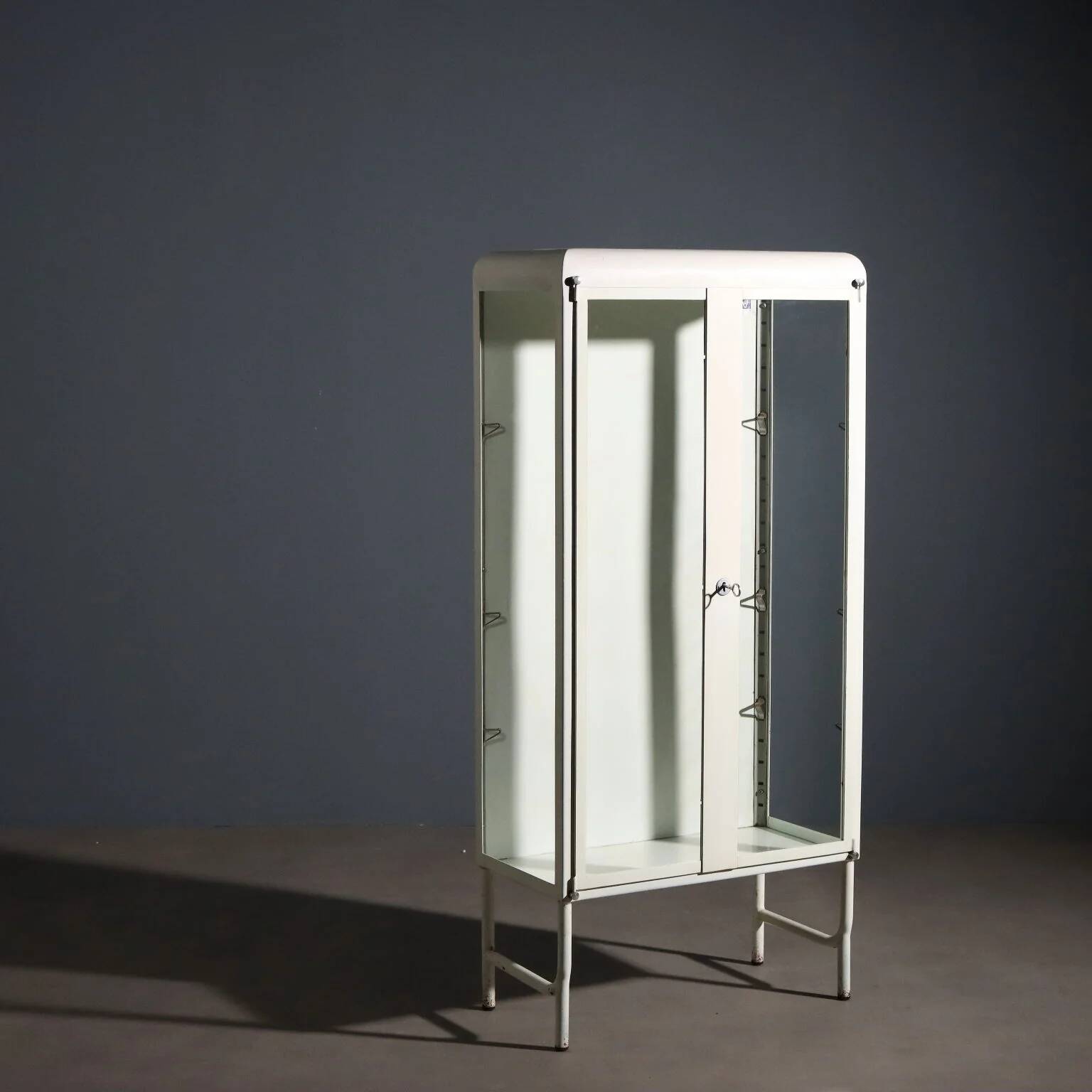Vitrine industrielle des années 1960