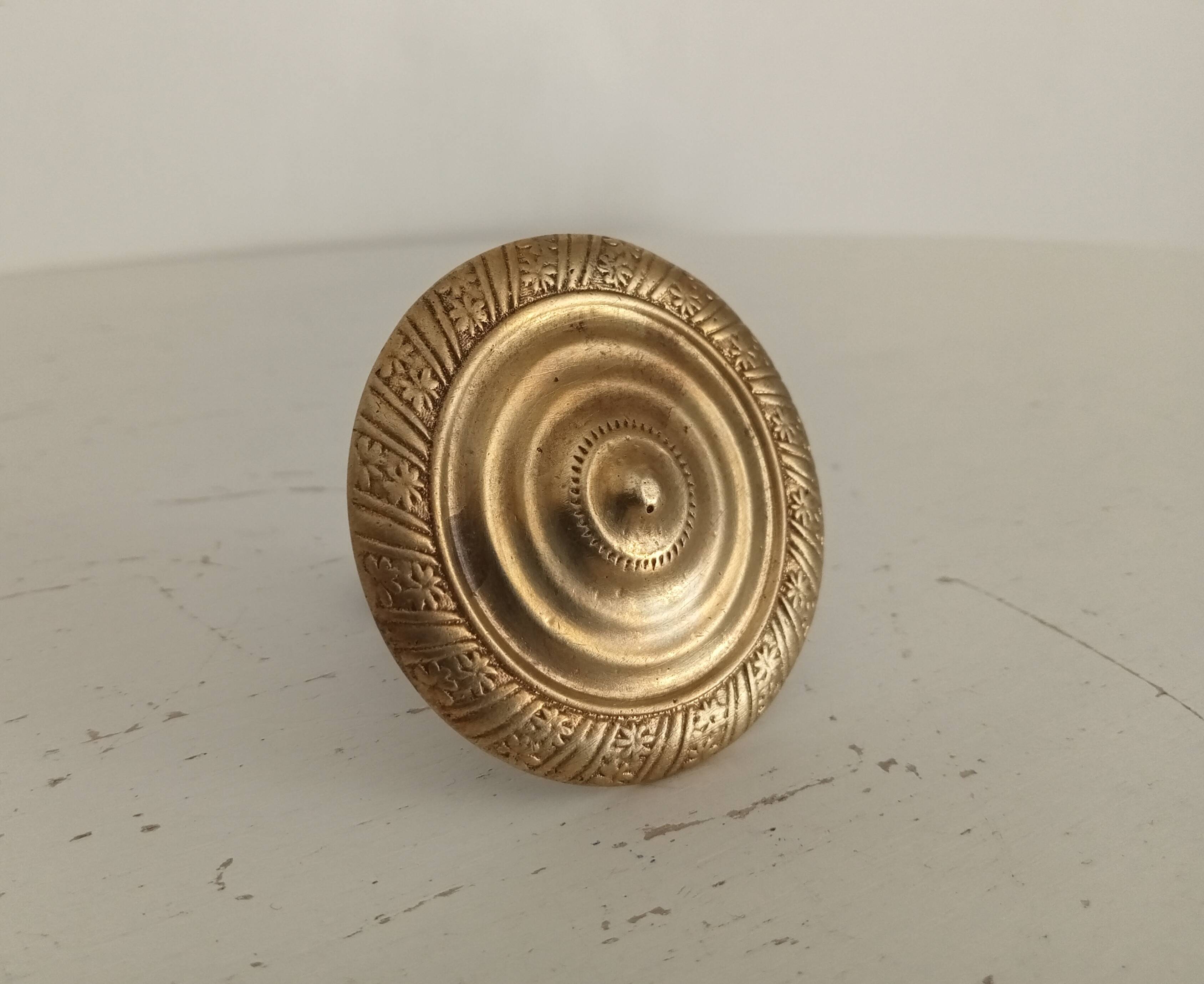 Empire furniture knob in gilded brass, 19th century.