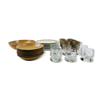 Service de table depareille -  verrerie, grès et faïence  - 6 couverts -25 pièces