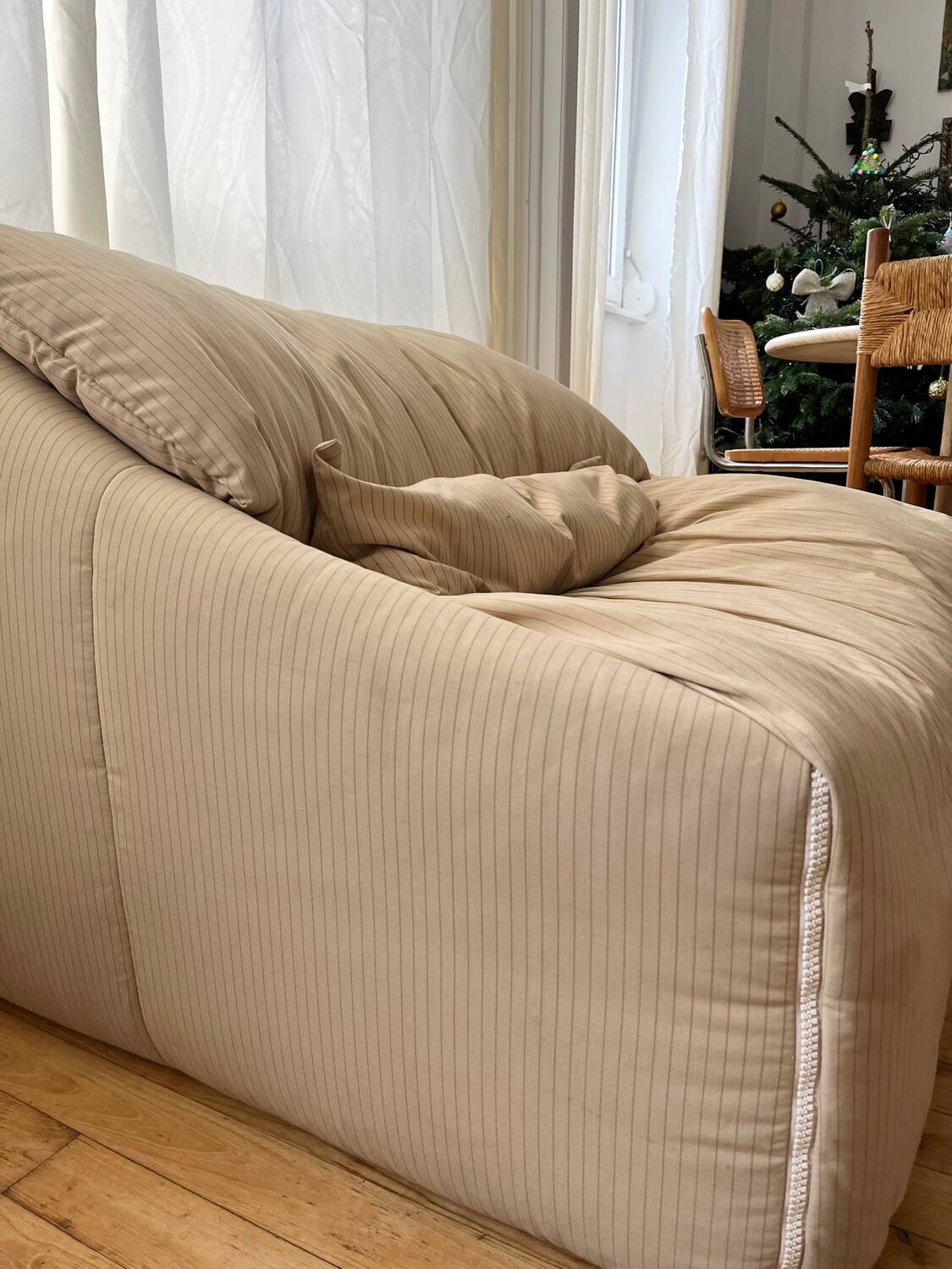 Chauffeuse Plumy Annie Hiéronimus pour Cinna