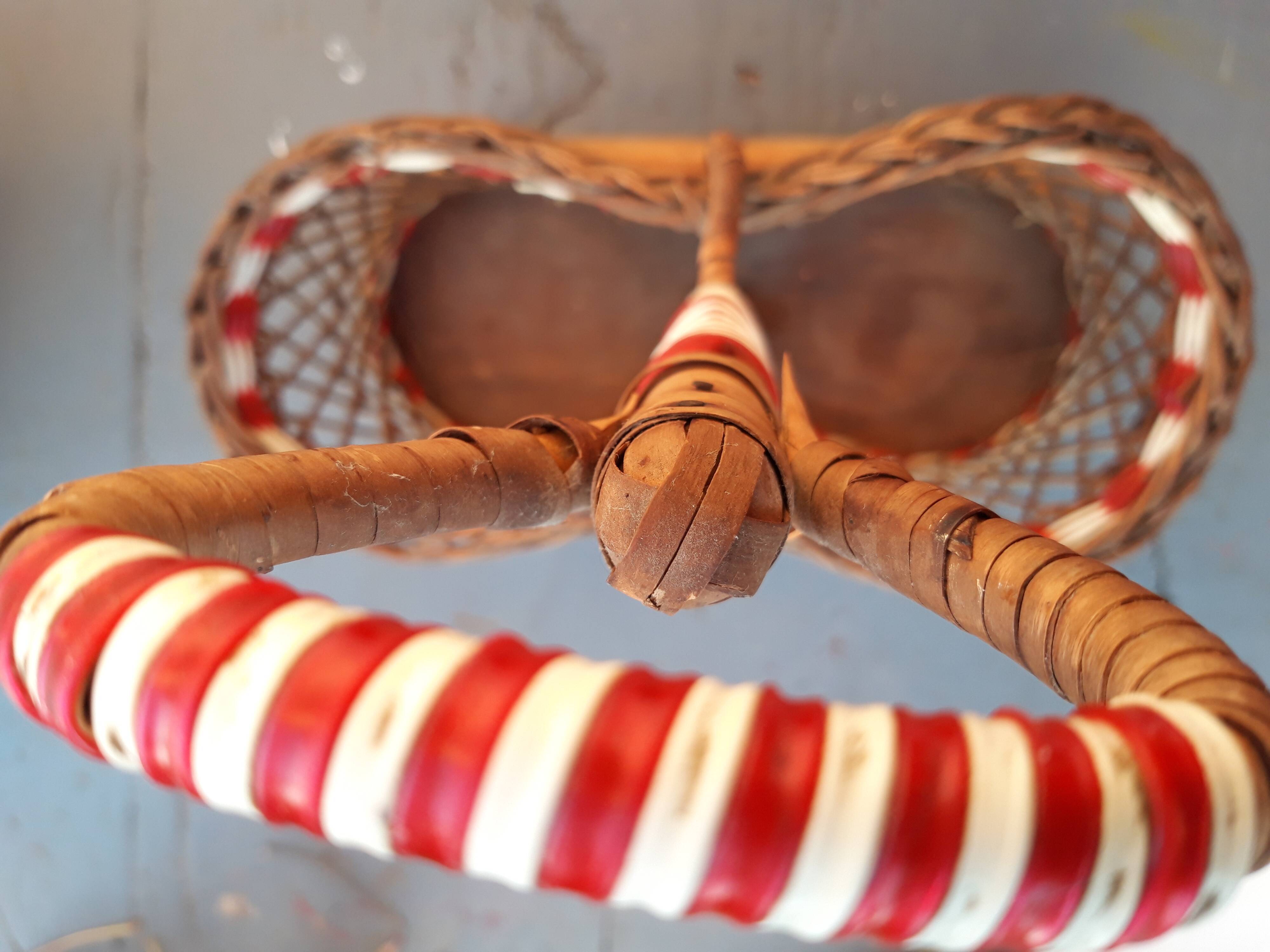 Bottle holder in braided wicker, rattan and scoubidou