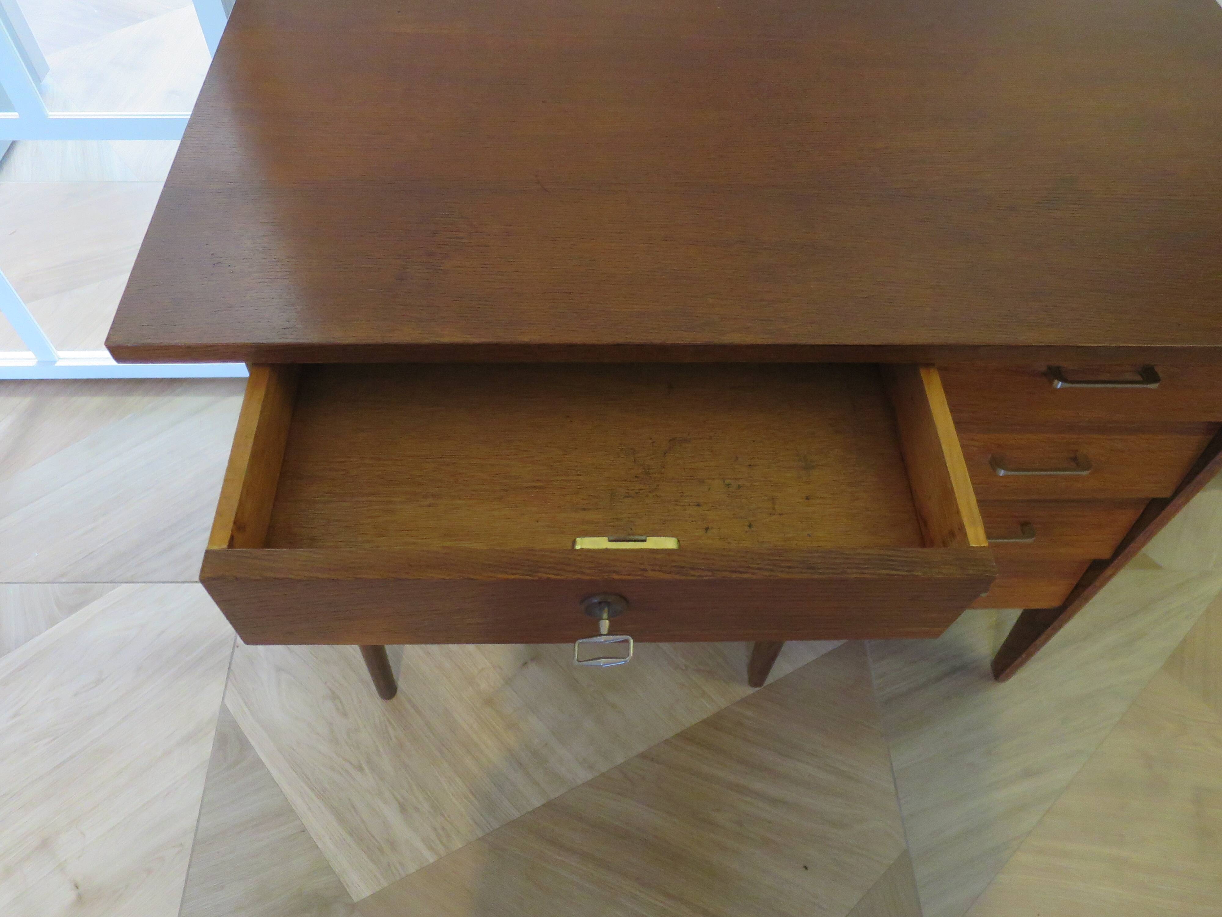 Beautiful vintage desk from the 70s - oak color - 5 drawers and 1 key - Scandinavian style
