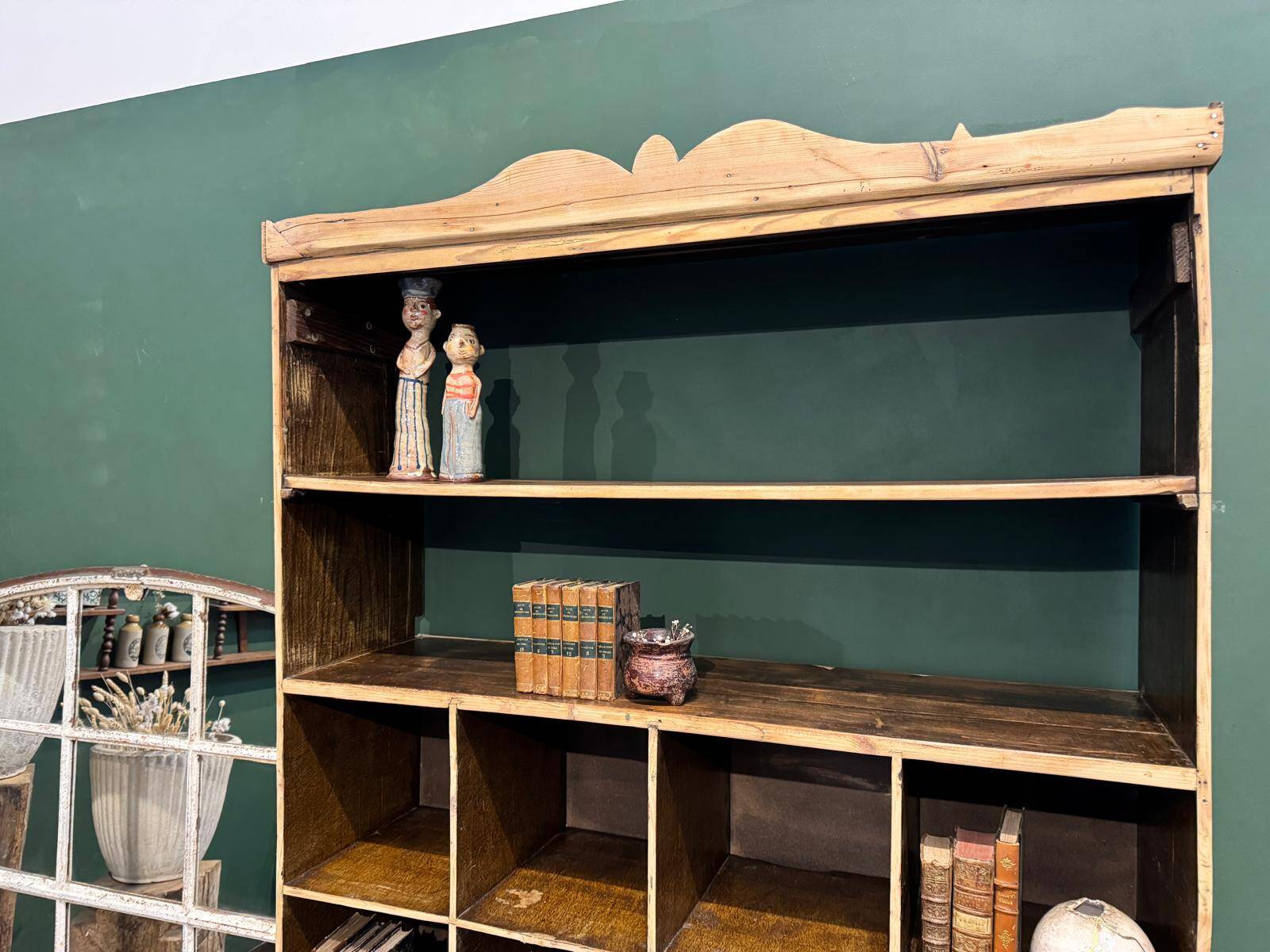 Ancien meuble de métier avec casiers