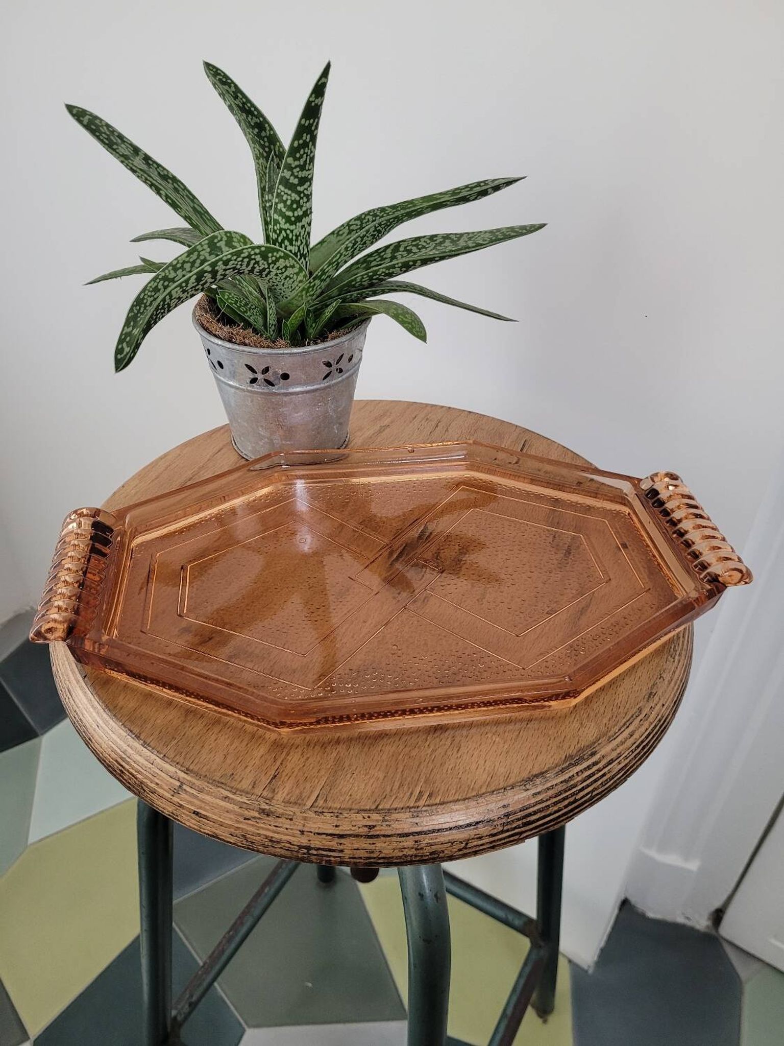 Plateau hexagonal en verre rose art déco