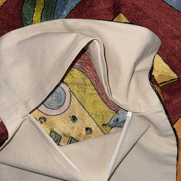 Housse de coussin brodée main en soie, motif abstrait
