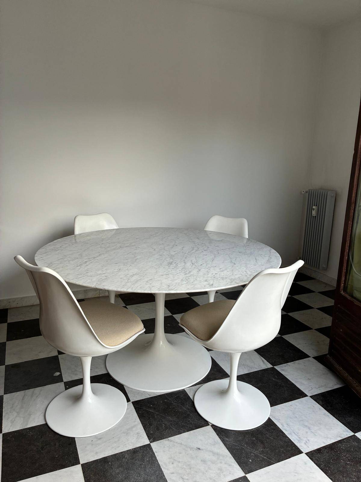 Knoll round table (marble) and 4 vintage chairs - 1970s