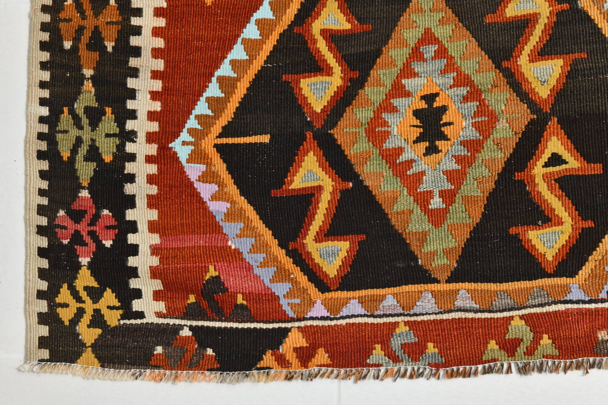 Tapis Kilim Ancien Fait Main – Motifs Géométriques et Symboles Protecteurs