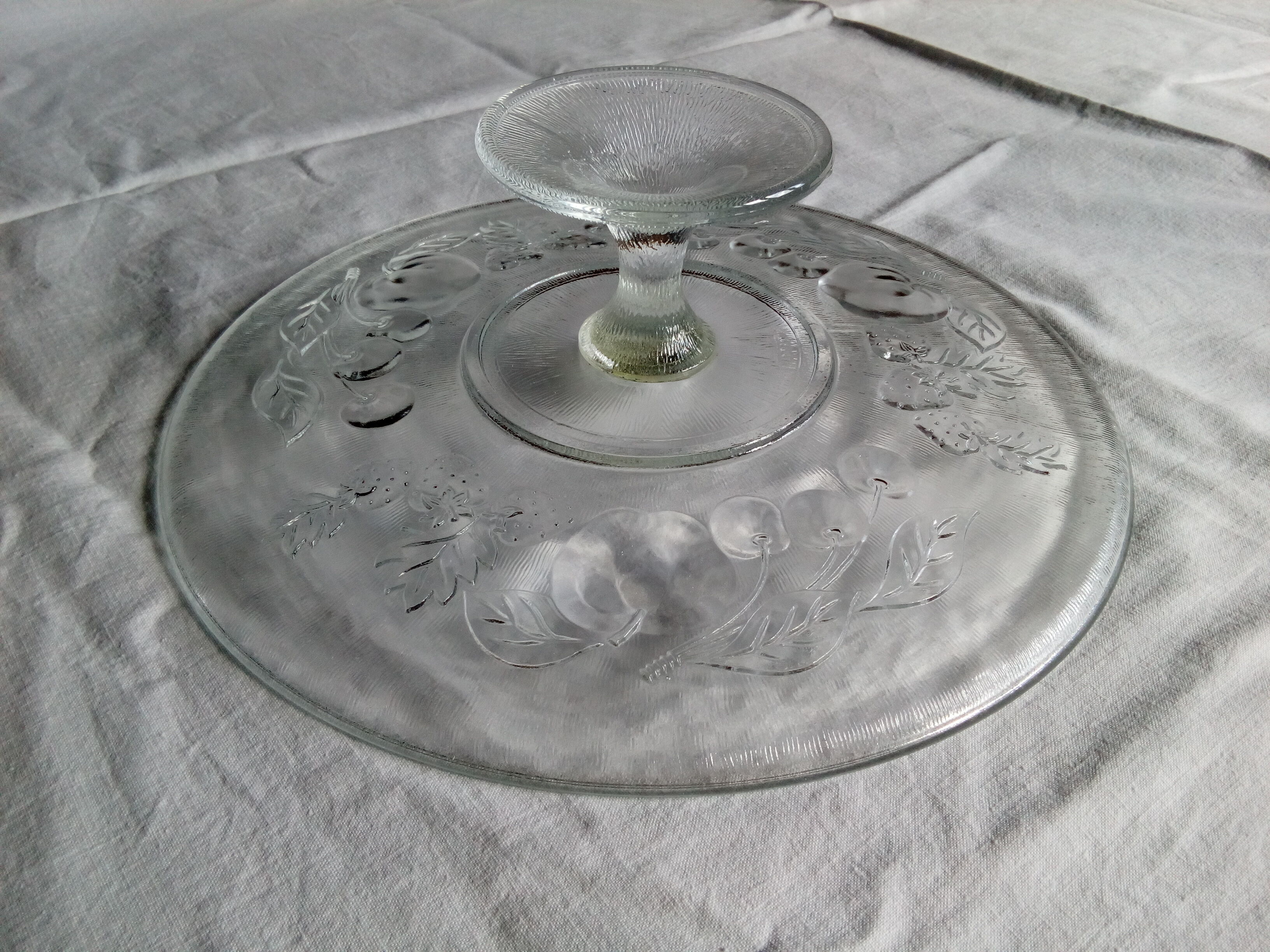 Flat stand with pies and glass cakes