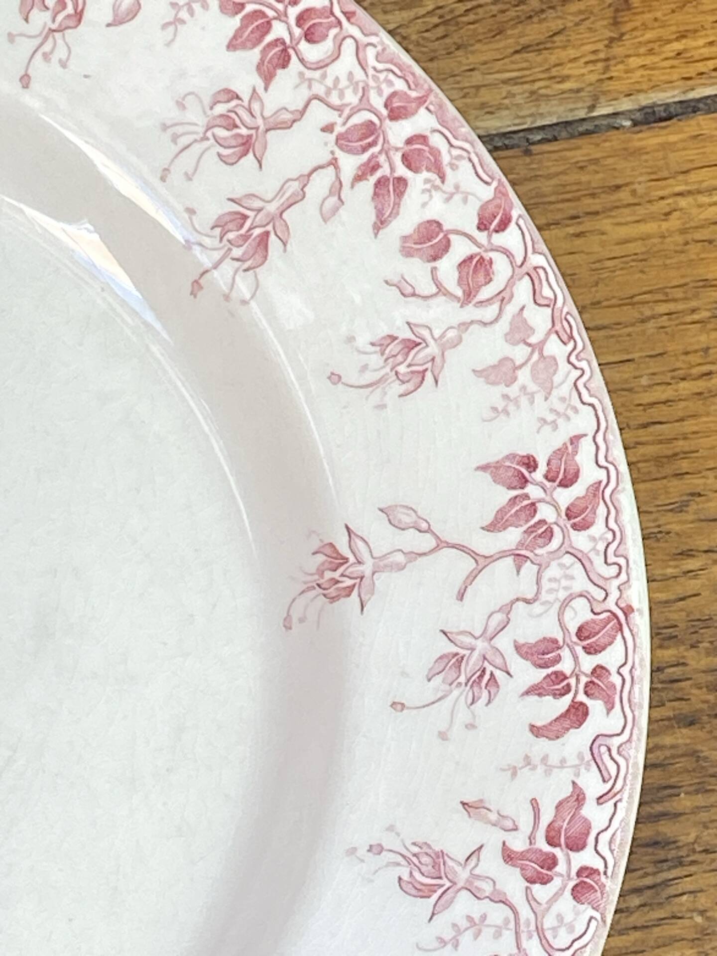 Plat rond en terre de fer