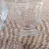 Carafe set, 5 small digestive glasses and 2 leaf-patterned cup glasses.