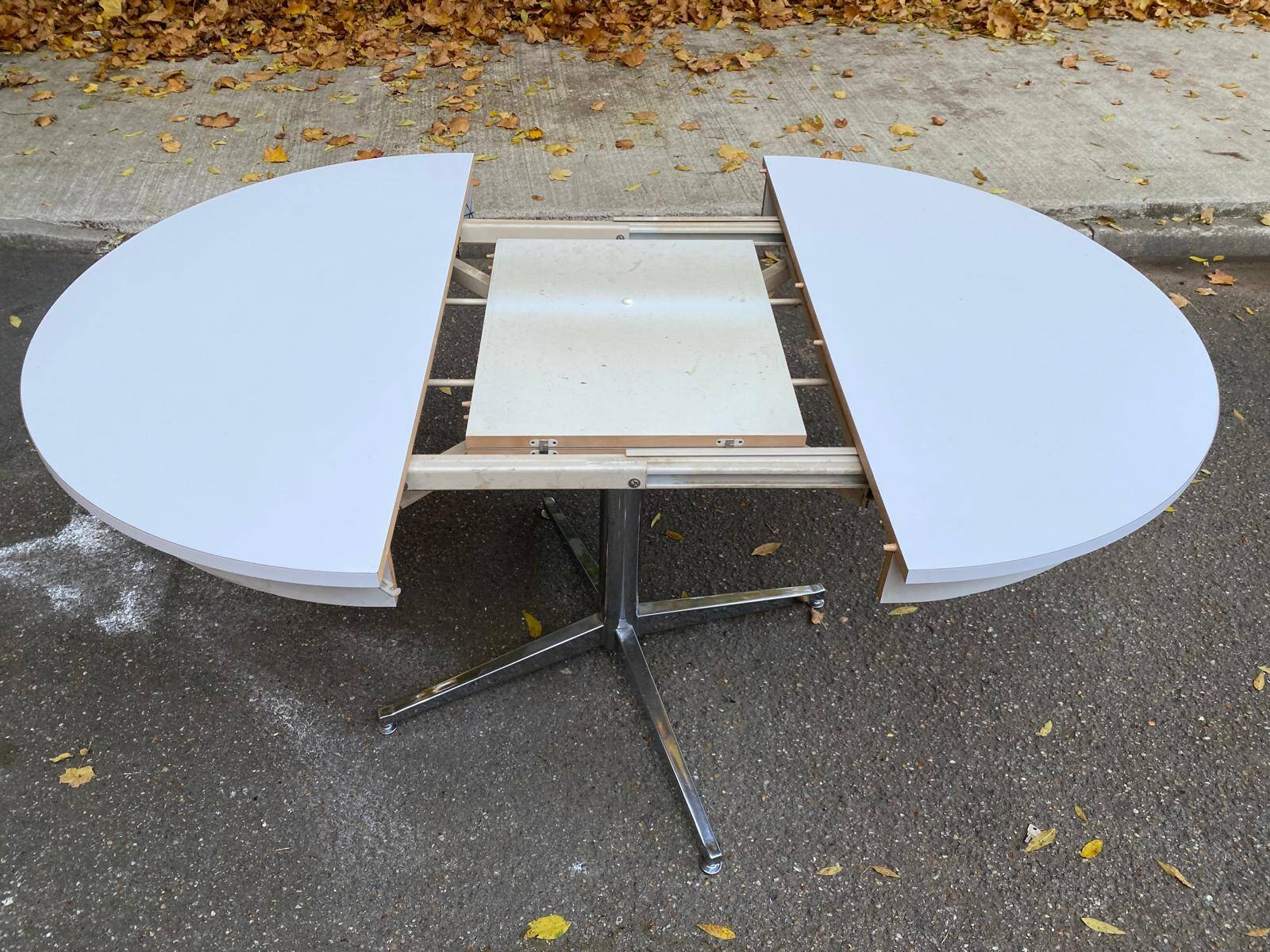 Table à manger blanche pied central extensible des années 70