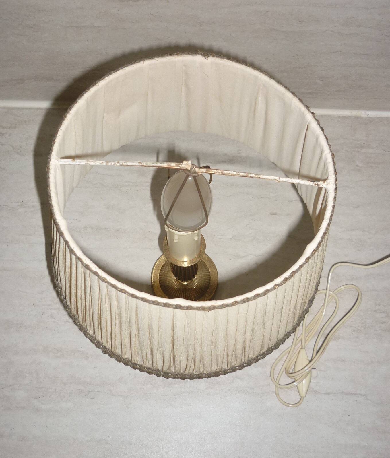 Empire style lamp in golden brass with pleated shade
