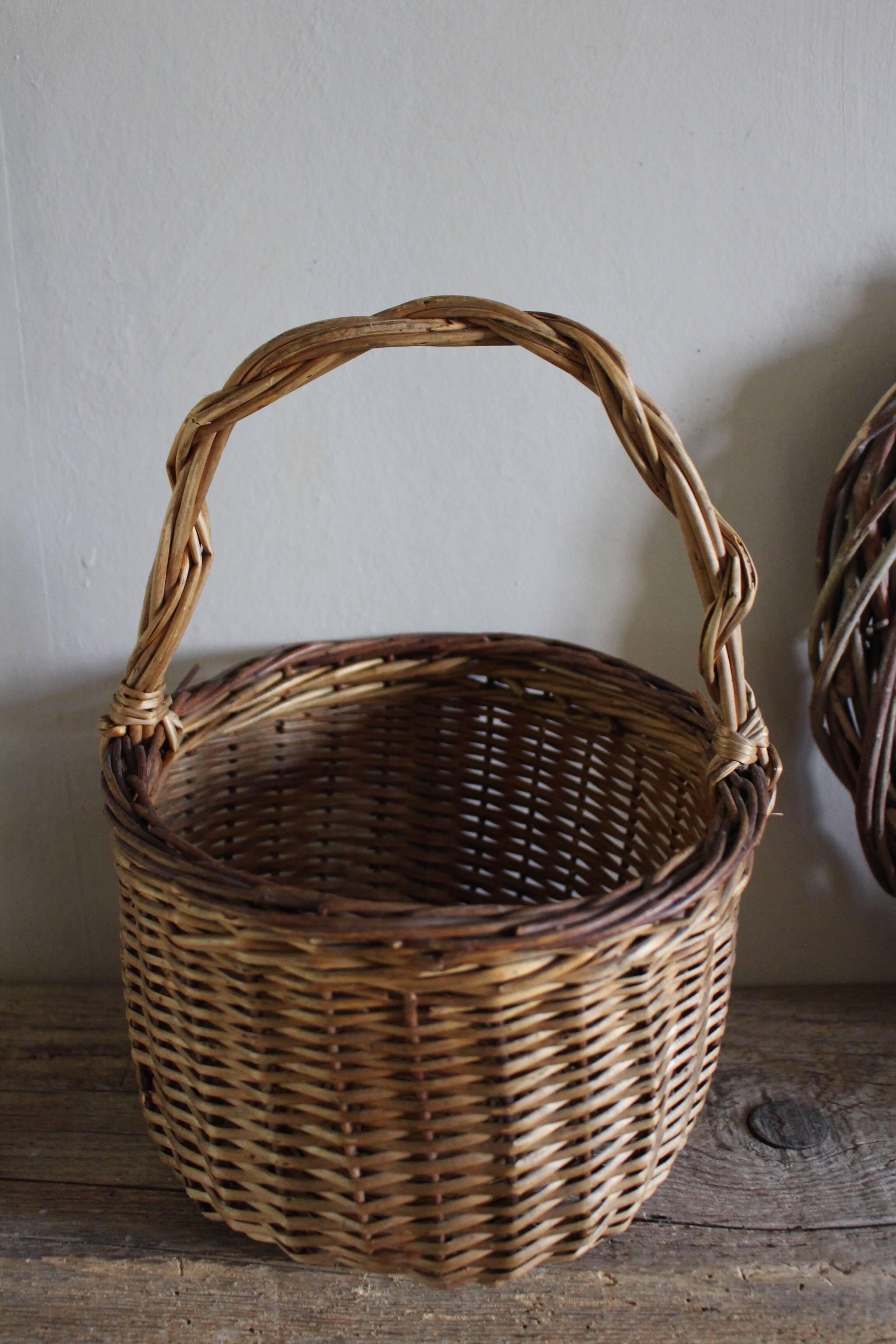 Small round wicker basket with one handle