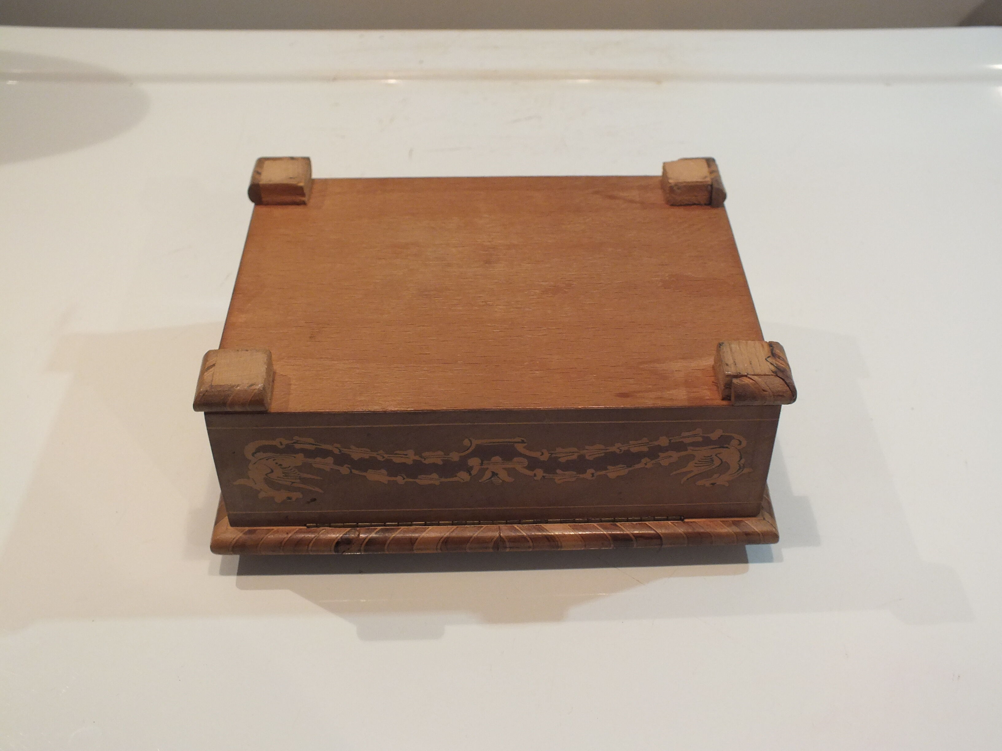 Ancien coffret à bijoux capitonné en marqueterie