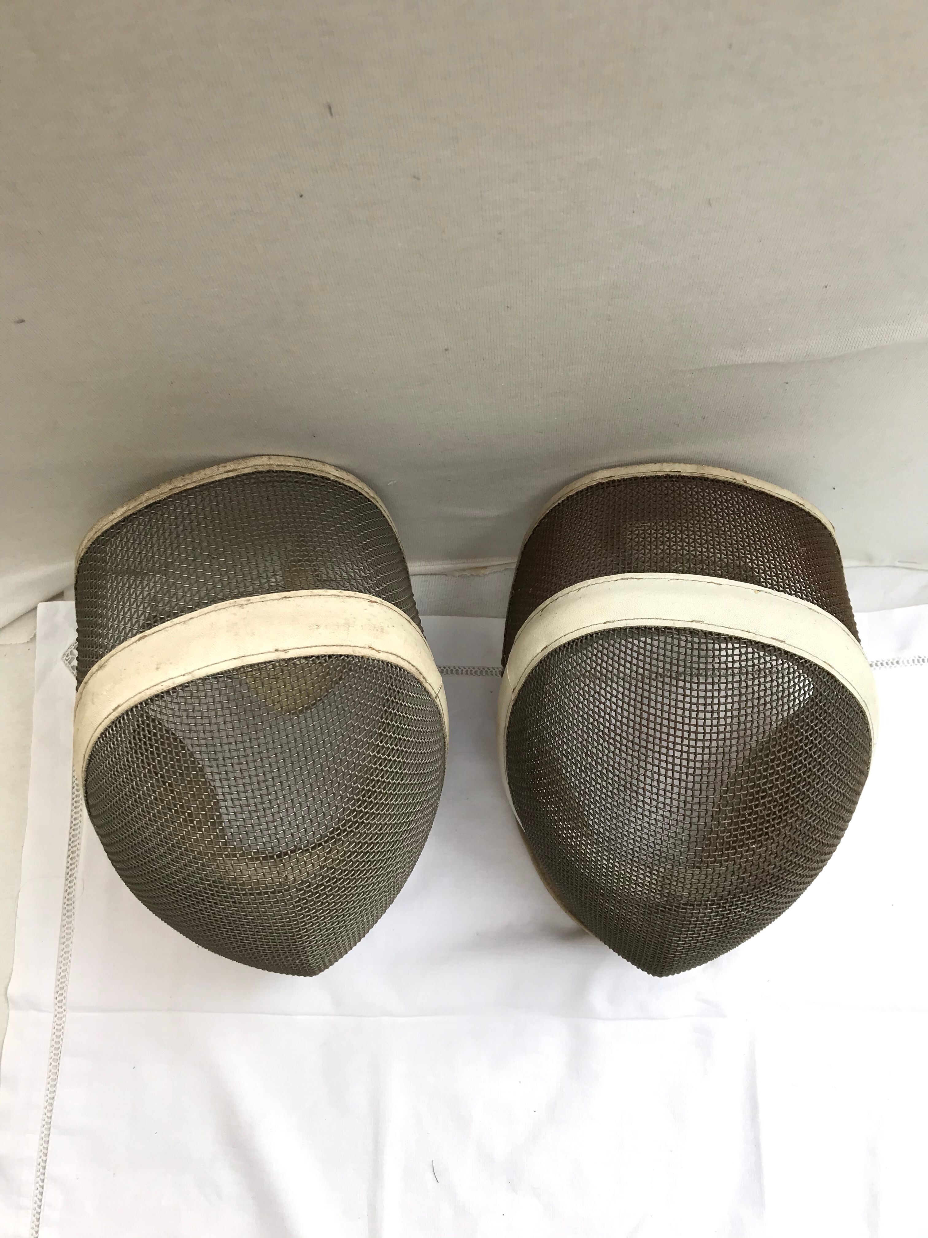 Former pair fencing fencing metal grid, white leather vintage sport