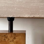 Majestueuse lampe de table en loupe d'orme, C.Mahey design 1970